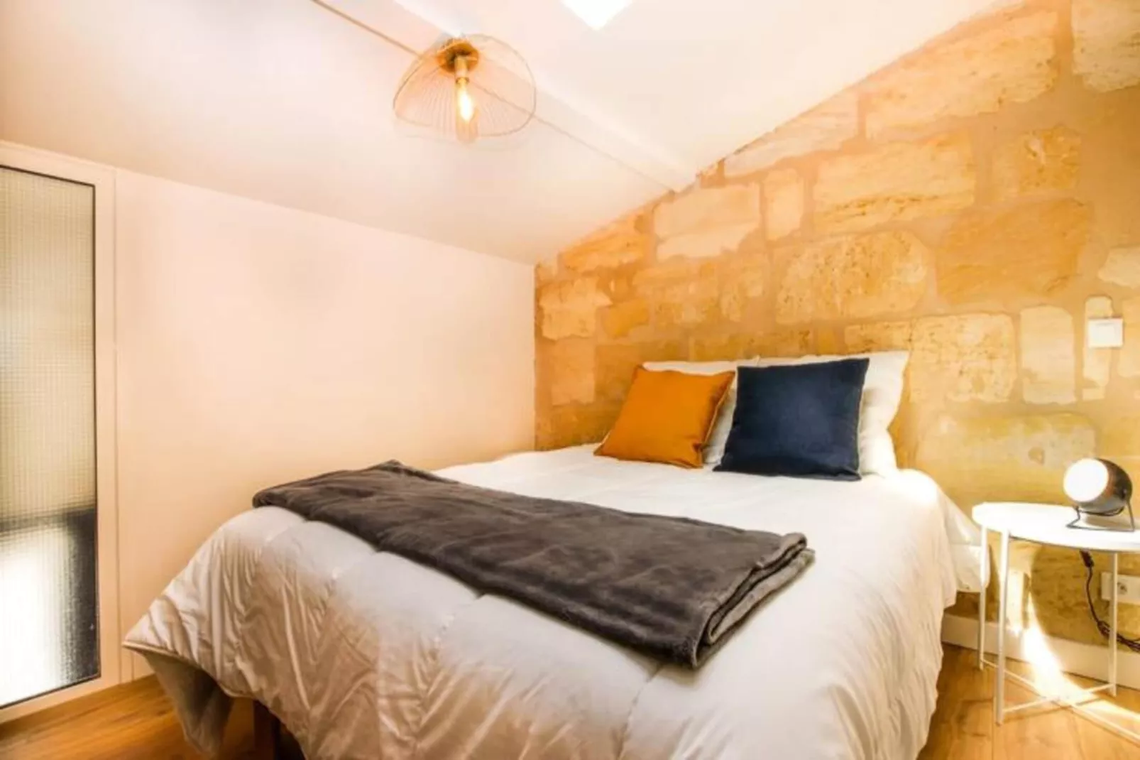 Appartement Avec Cachet En Duplex De 2 Chambres Situ&eacute; Vers La Gare St-jean-Dining room