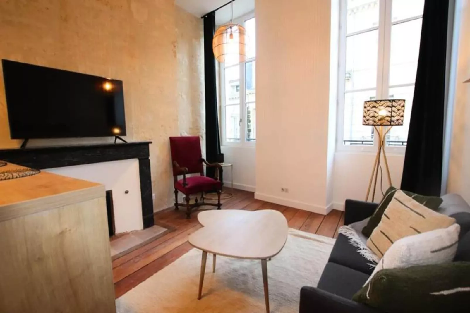 Charmant Et Rayonnant Appartement De 55 M&sup2; Situ&eacute; Dans Le Coeur De Bordeaux-Salle à manger