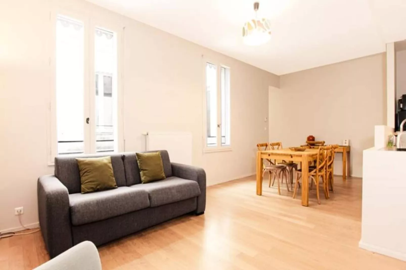 Superbe T2 Aux Prestations De Qualit&eacute; Au Jardin Public Pour 4 Personnes-Dining room