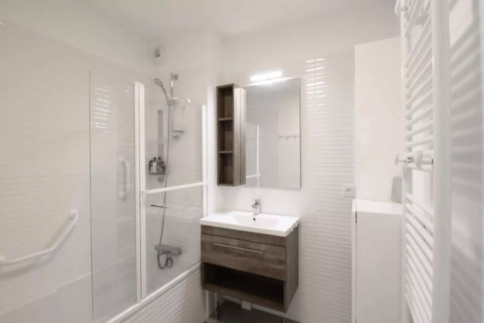 Confortable T3 Avec Terrasse Et Garage !-Bathroom