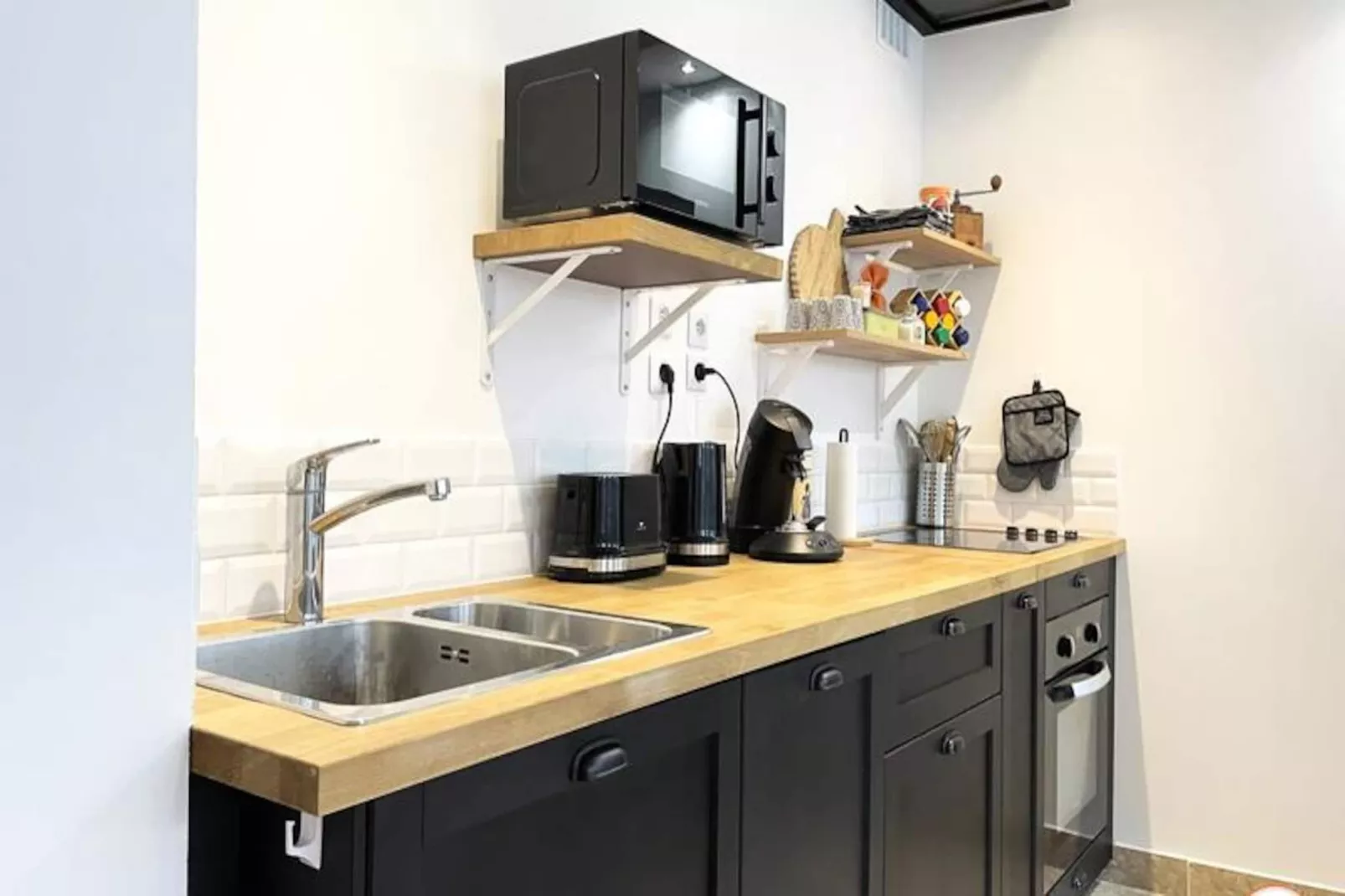 🚂 The Central Station - Parking - 50m Gare-Image-tags.