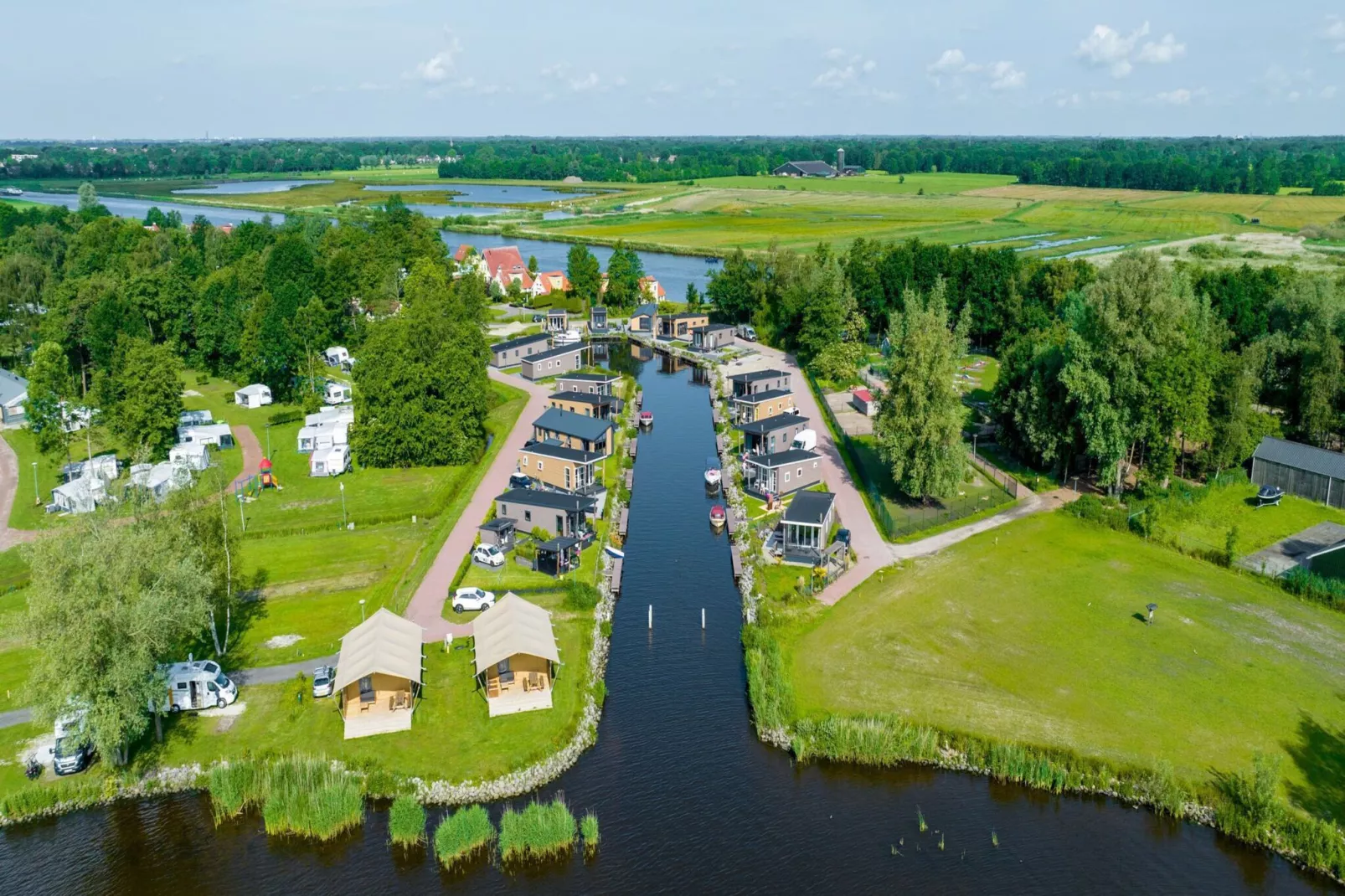 Vakantiepark Bergumermeer 10-Areas summer 1km