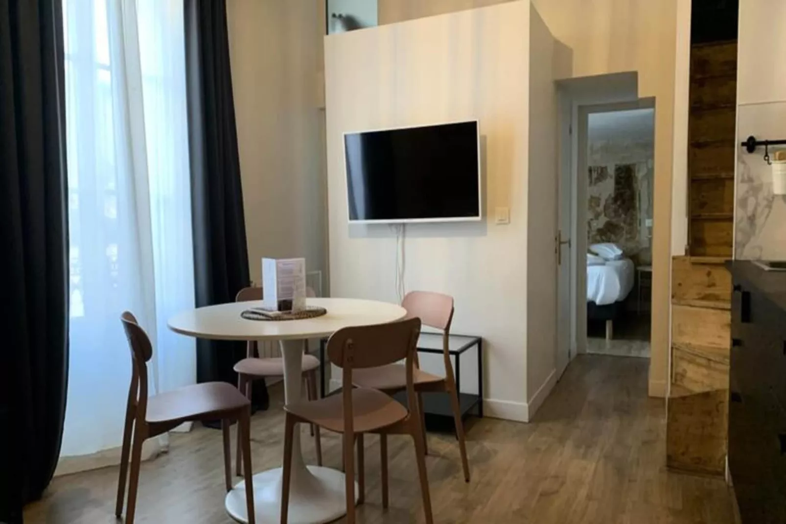 Appartement Avec Cachet En Duplex De 2 Chambres Situ&eacute; Vers La Gare St-jean-Dining room