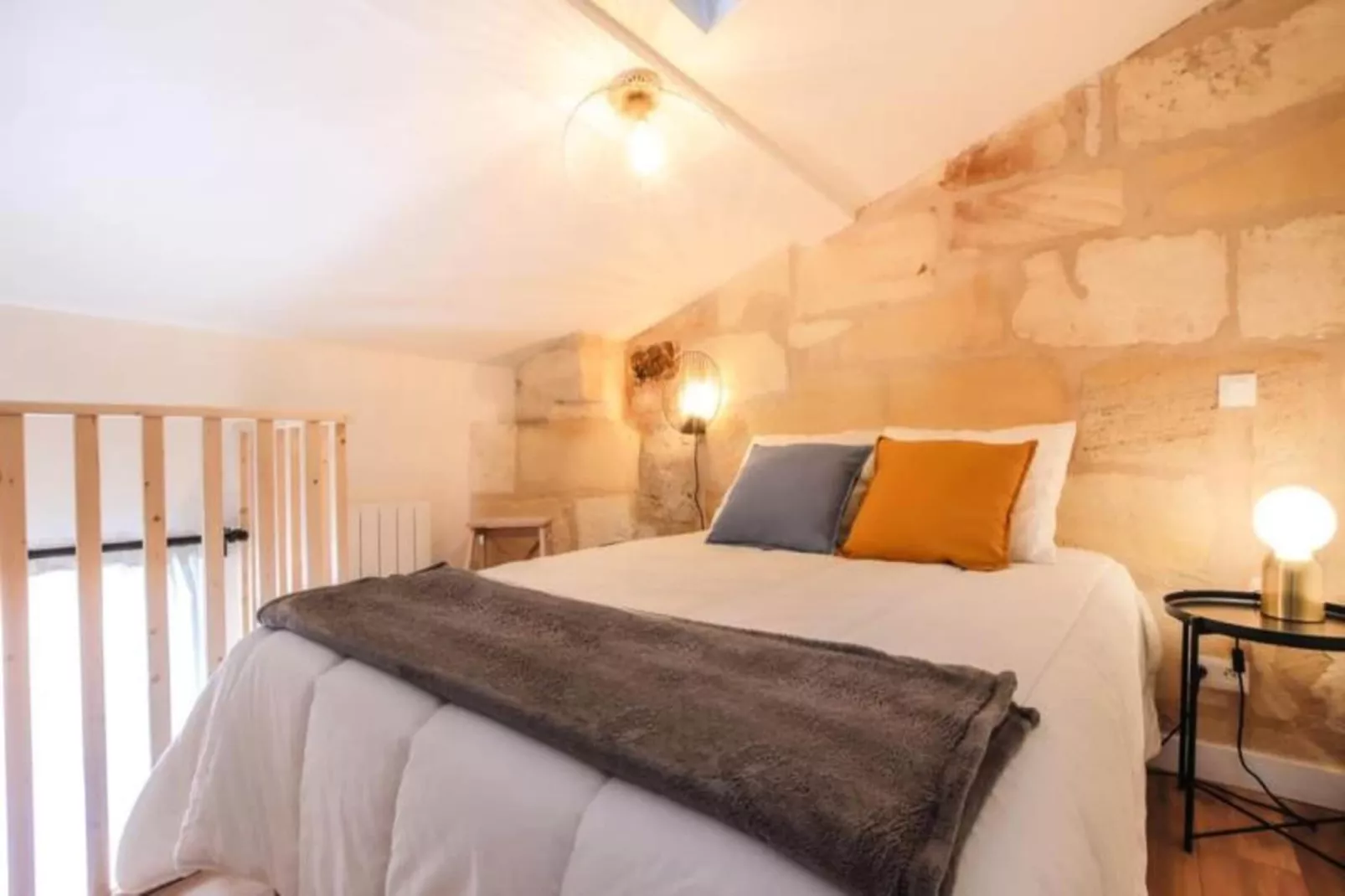 Duplex Confortable Dans La Belle Pierre Plac&eacute; Au Porte De La Gare St-jean-Chambre