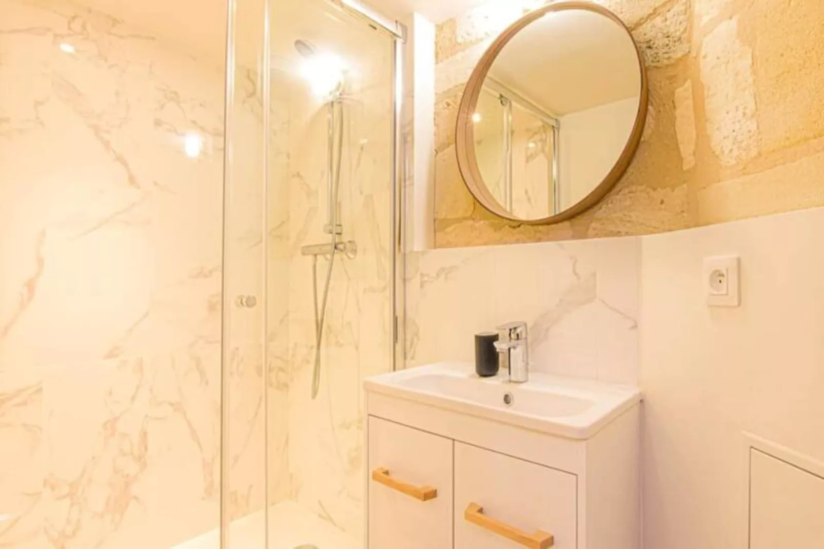 Charmant Appartement Pour 2 Personnes Joliment D&eacute;cor&eacute; Vers La Gare St-jean-Badezimmer