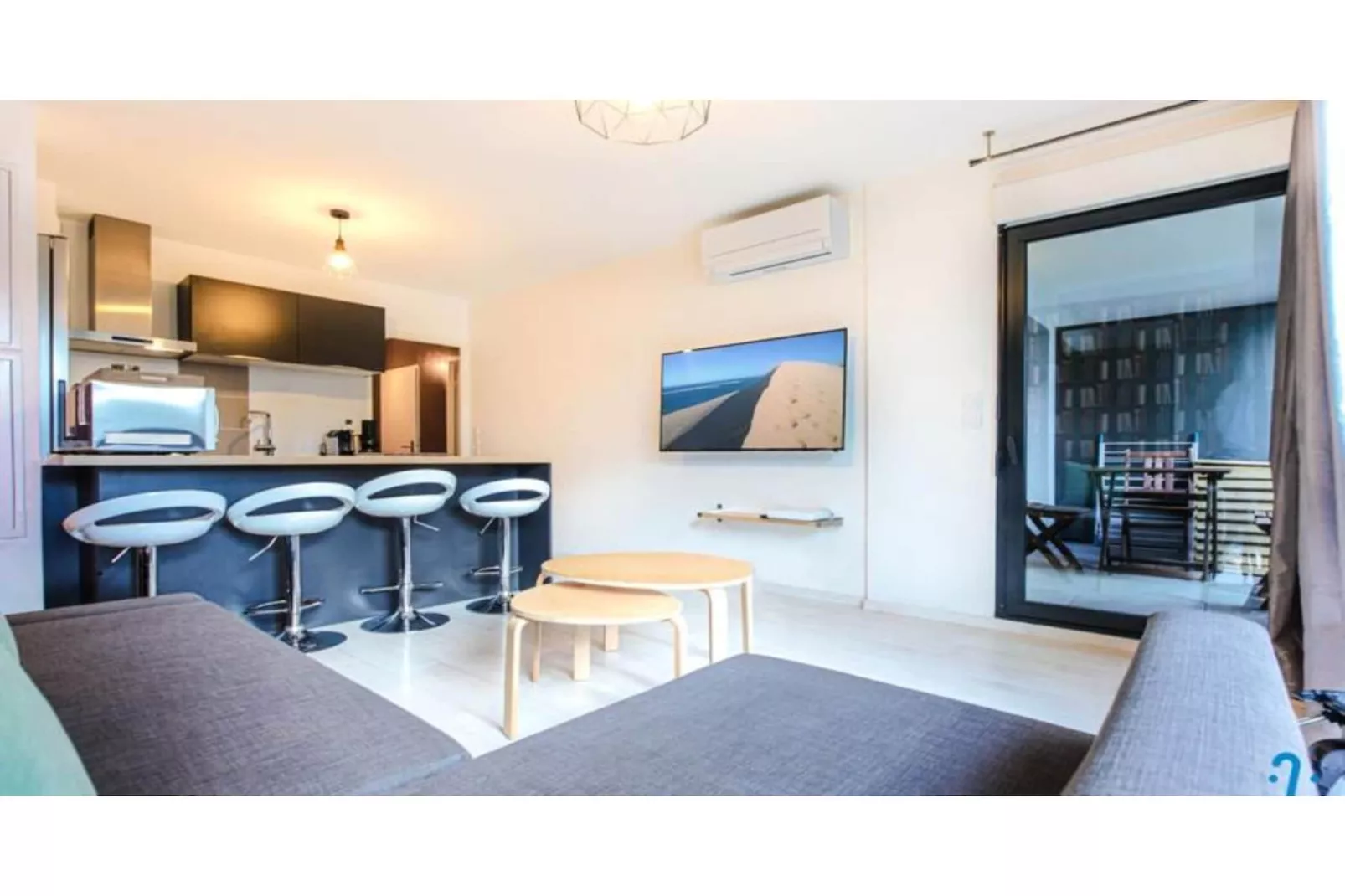 Appartement Charmant Et Moderne Pour 4 Avec Parking, Proche Cit&eacute; Du Vin-Salon