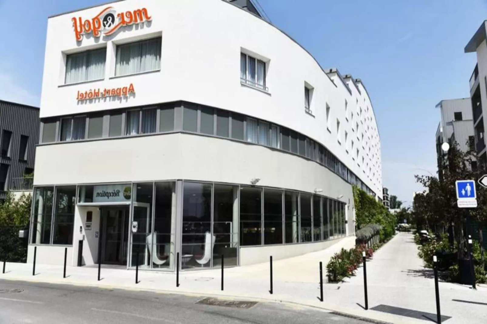 Appart'Hôtel Mer & Golf Bordeaux Bassins à Flot***-Exterior in summer