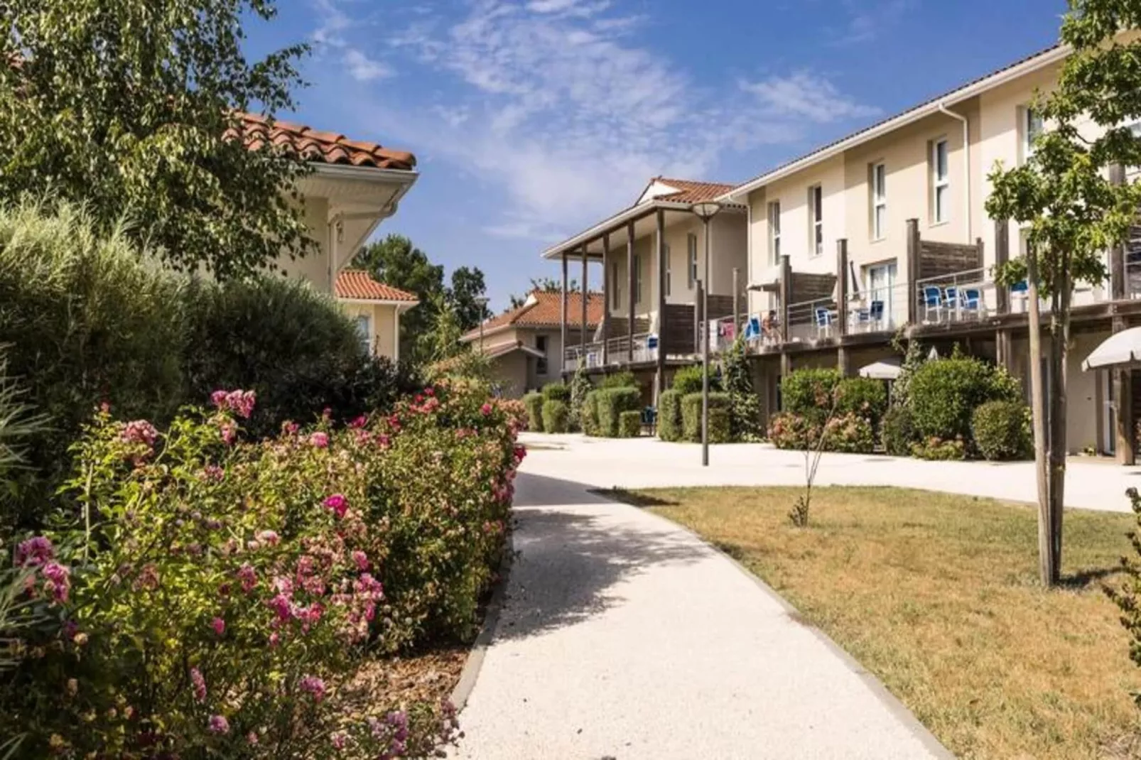 Résidence Odalys Le Petit Pont***-Gardens in summer