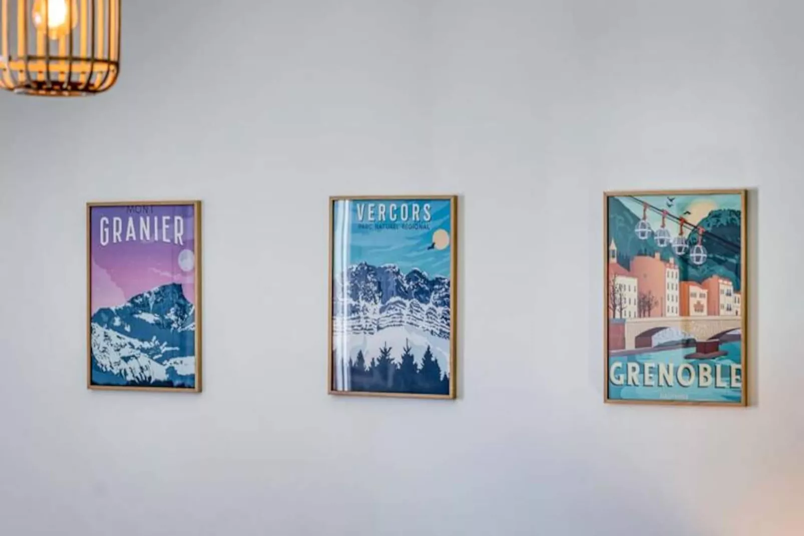 | L'ang&eacute;lique Des Eaux Claires 🪽| Parking-Image-tags.