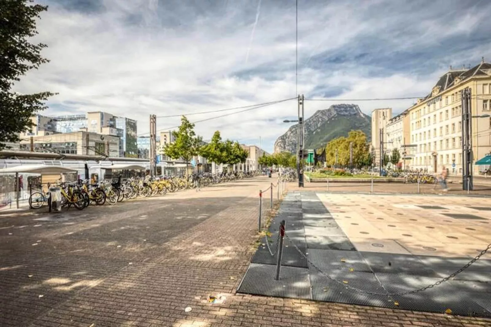 | Beau T2 Enti&egrave;rement R&eacute;nov&eacute; Dans L'hyper Centre, Face Gare 🚅-Zones été à 5 km