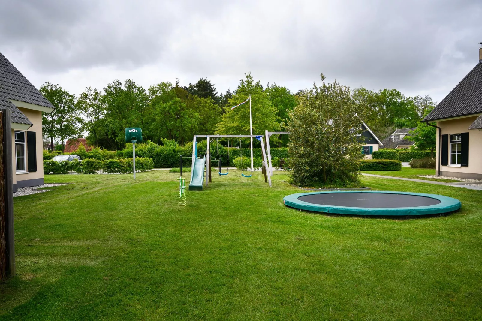 10 pers Lieskehuis Wellness de luxe met sauna buitenspa en toerboot-Gardens in summer