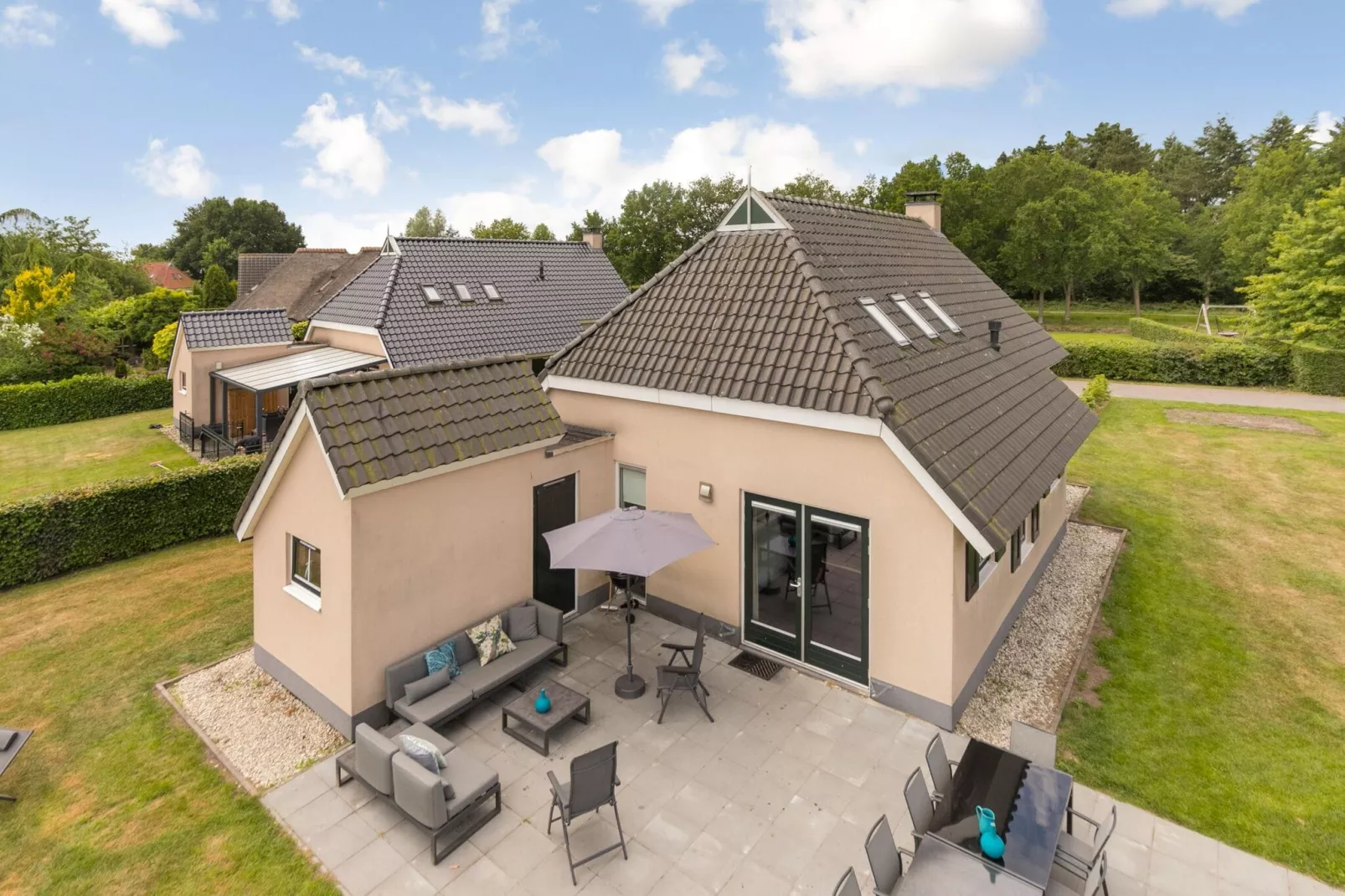 10 pers Lieskehuis Wellness de luxe met sauna buitenspa en toerboot-Exterior in summer