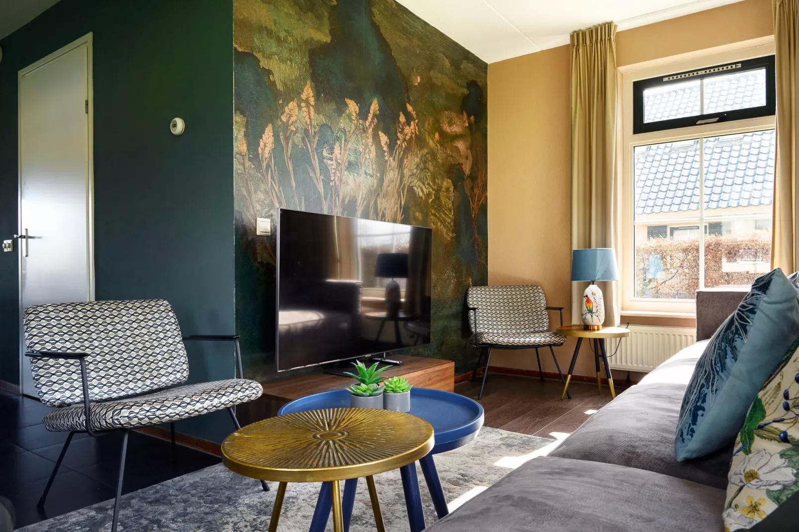 10 pers Lieskehuis Wellness de luxe met sauna buitenspa en toerboot-Living room