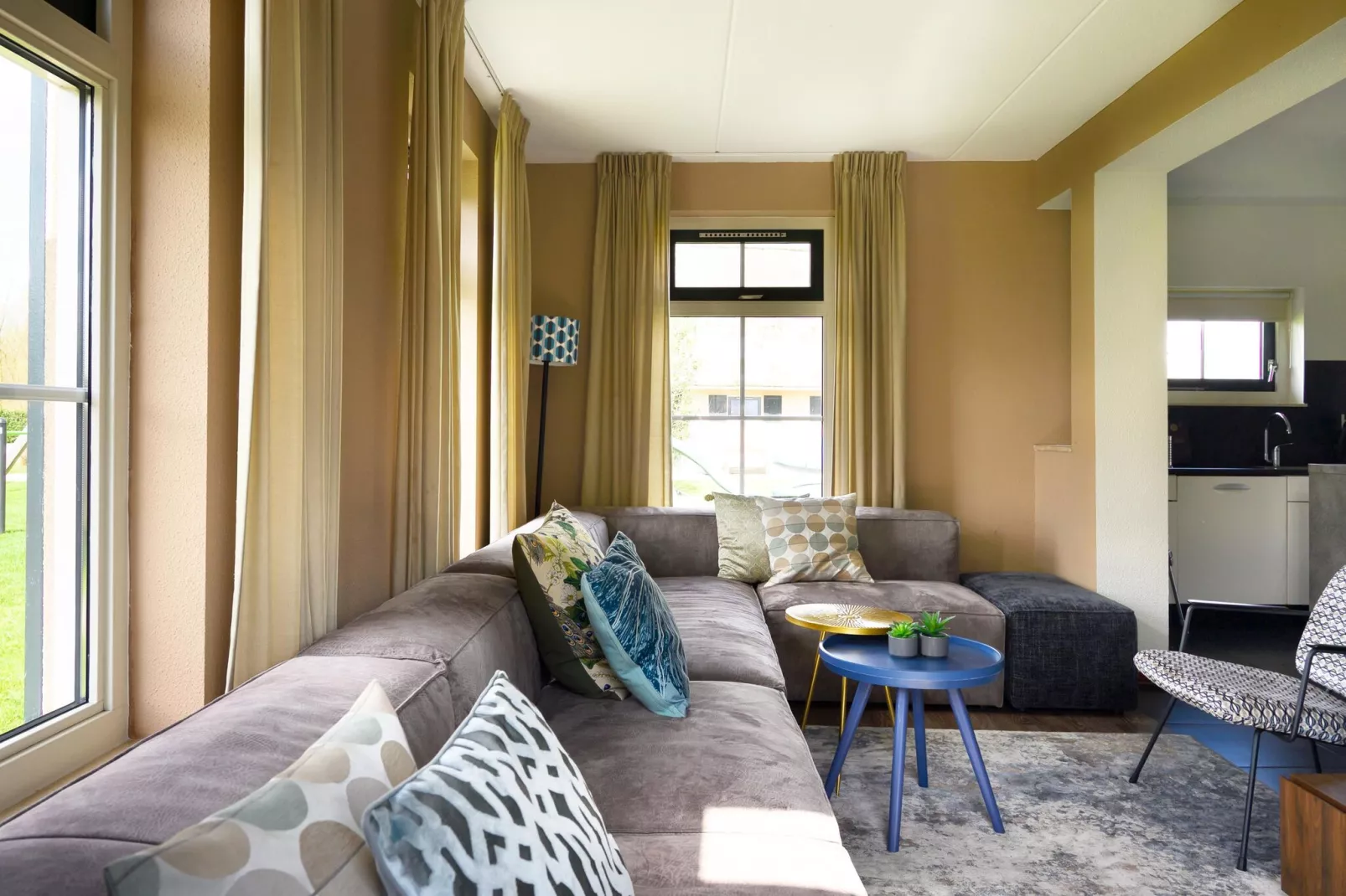 10 pers Lieskehuis Wellness de luxe met sauna buitenspa en toerboot-Living room