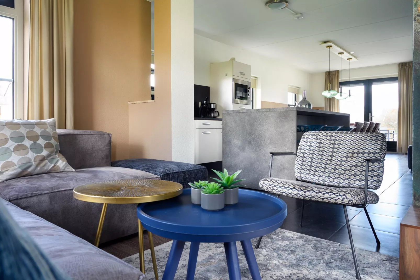 10 pers Lieskehuis Wellness de luxe met sauna buitenspa en toerboot-Living room