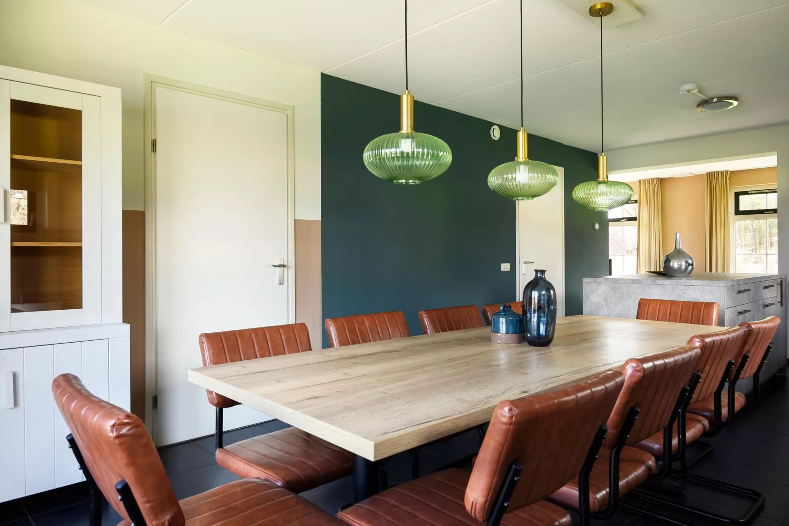 10 pers Lieskehuis Wellness de luxe met sauna buitenspa en toerboot-Dining room
