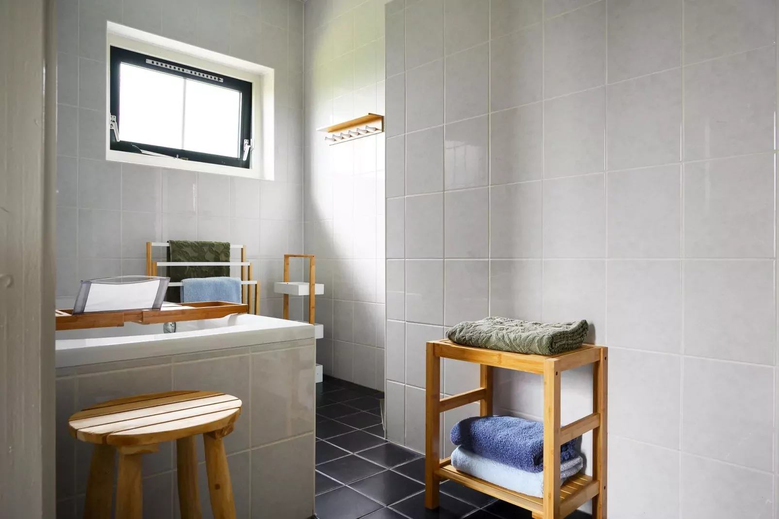 10 pers Lieskehuis Wellness de luxe met sauna buitenspa en toerboot-Bathroom
