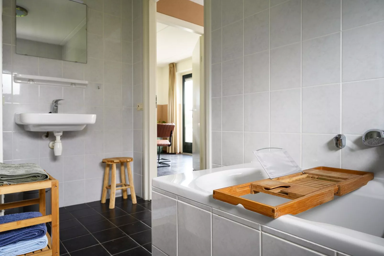 10 pers Lieskehuis Wellness de luxe met sauna buitenspa en toerboot-Bathroom