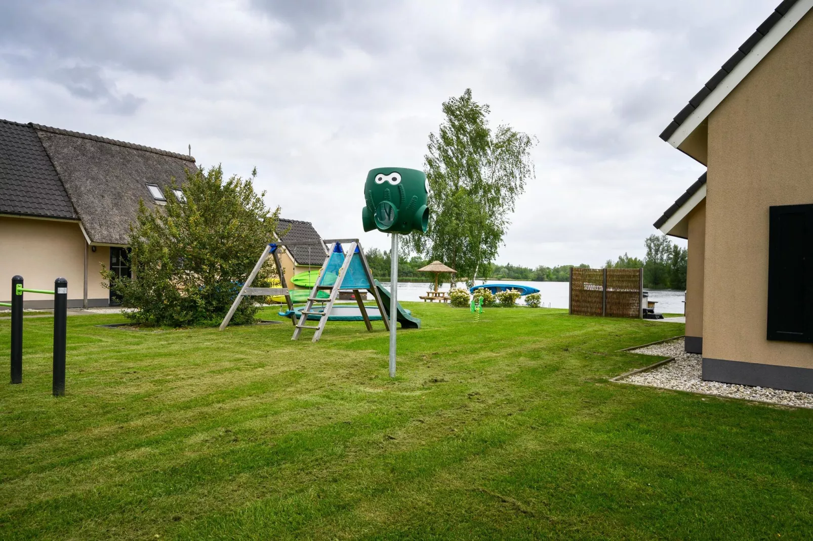 10 pers Lieskehuis Wellness de luxe met sauna buitenspa en toerboot-Gardens in summer