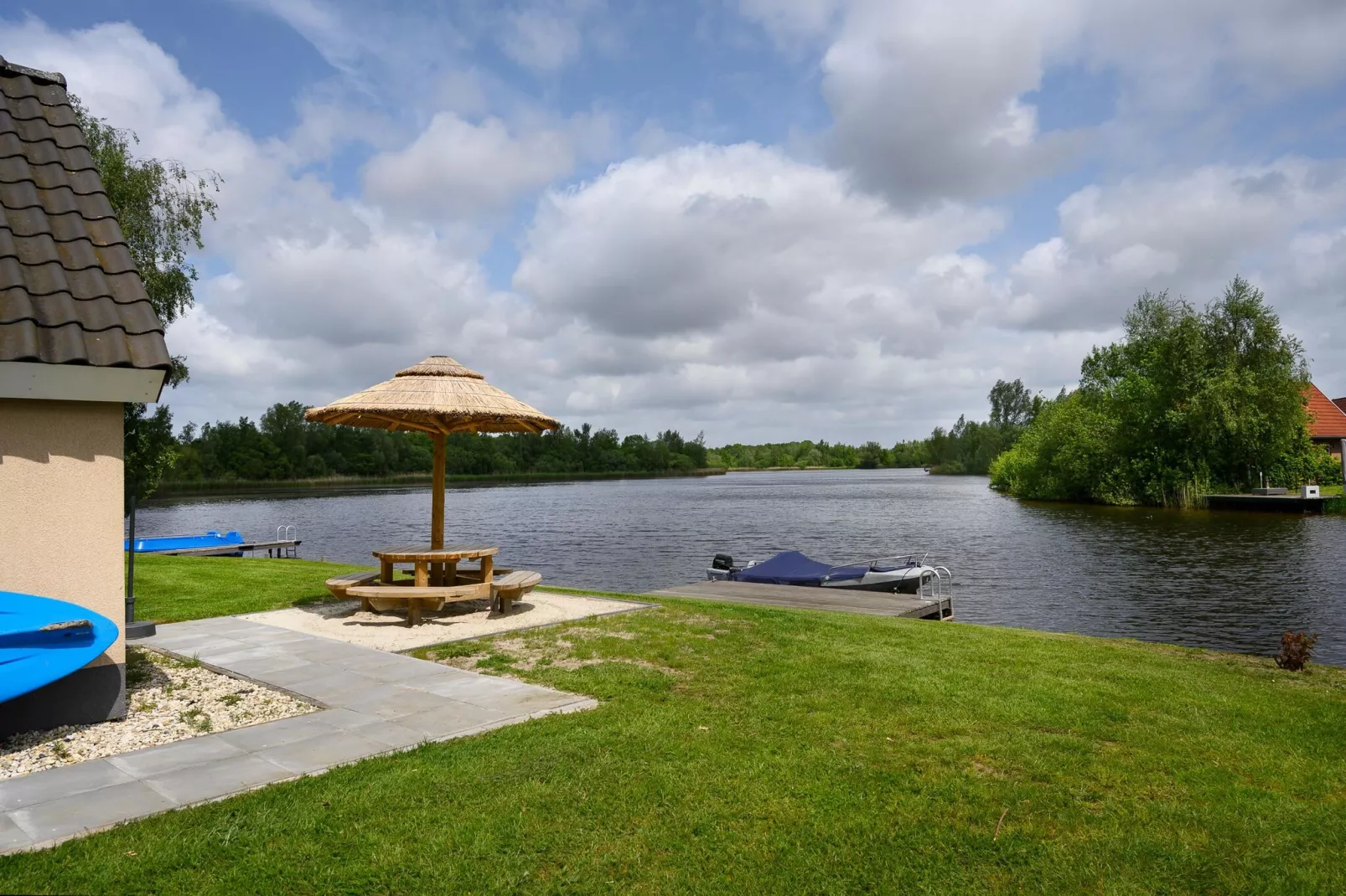 10 pers Lieskehuis Wellness de luxe met sauna buitenspa en toerboot-View in summer