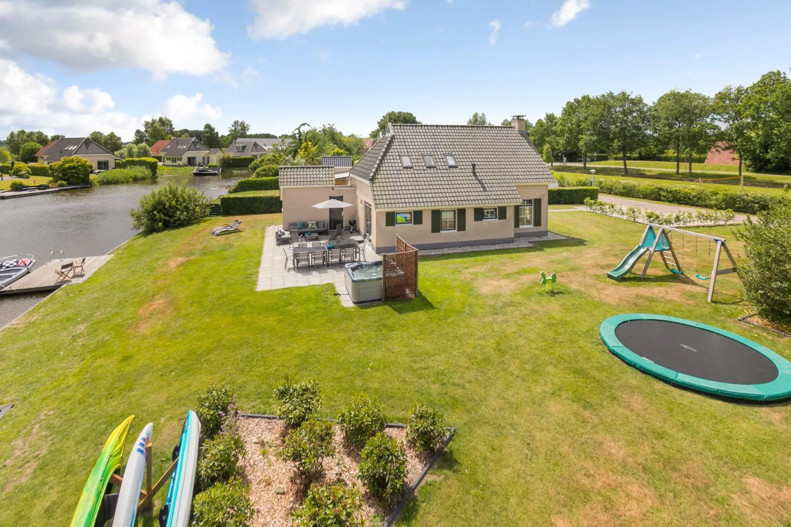 10 pers Lieskehuis Wellness de luxe met sauna buitenspa en toerboot-Areas within 1km in summer