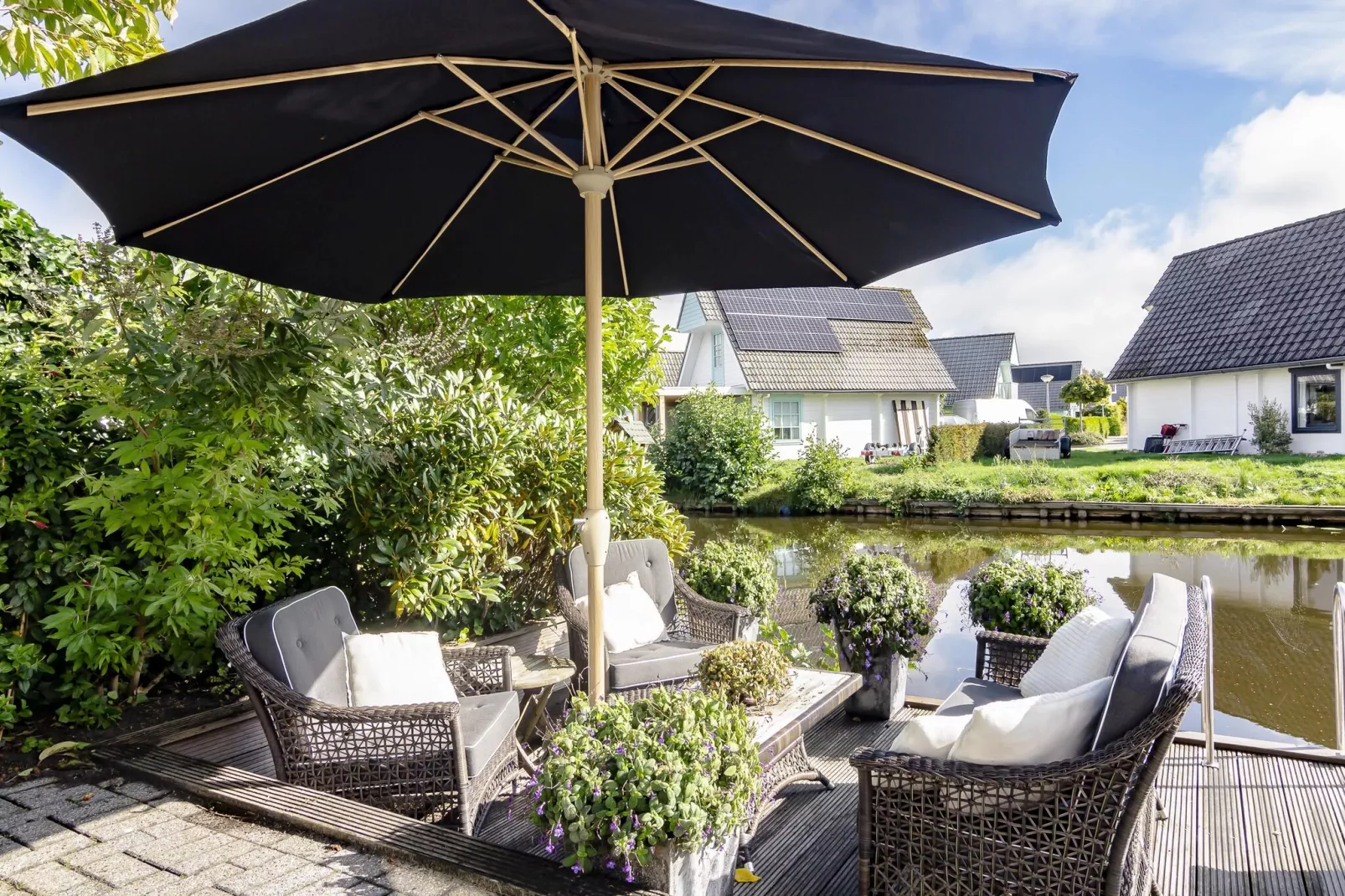 Groepswoning 2-11 personen aan het Zuidlaardermeer in Groningen met sloep optie-Terrace balcony