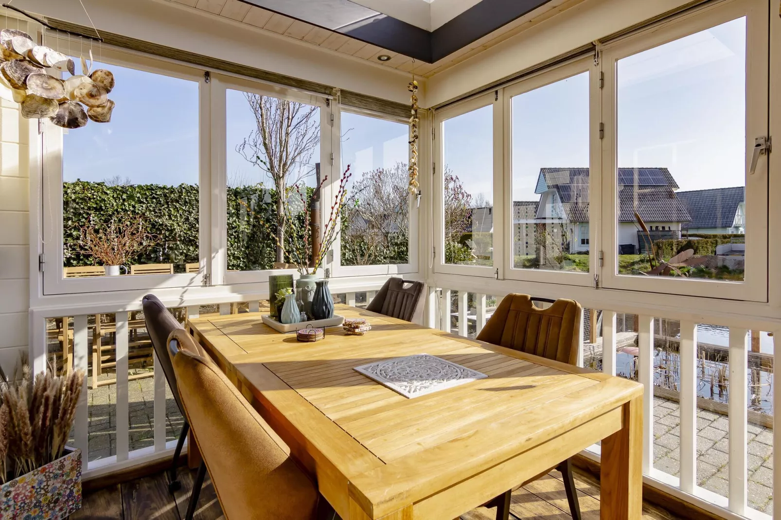 Groepswoning 2-11 personen aan het Zuidlaardermeer in Groningen met sloep optie-Dining room
