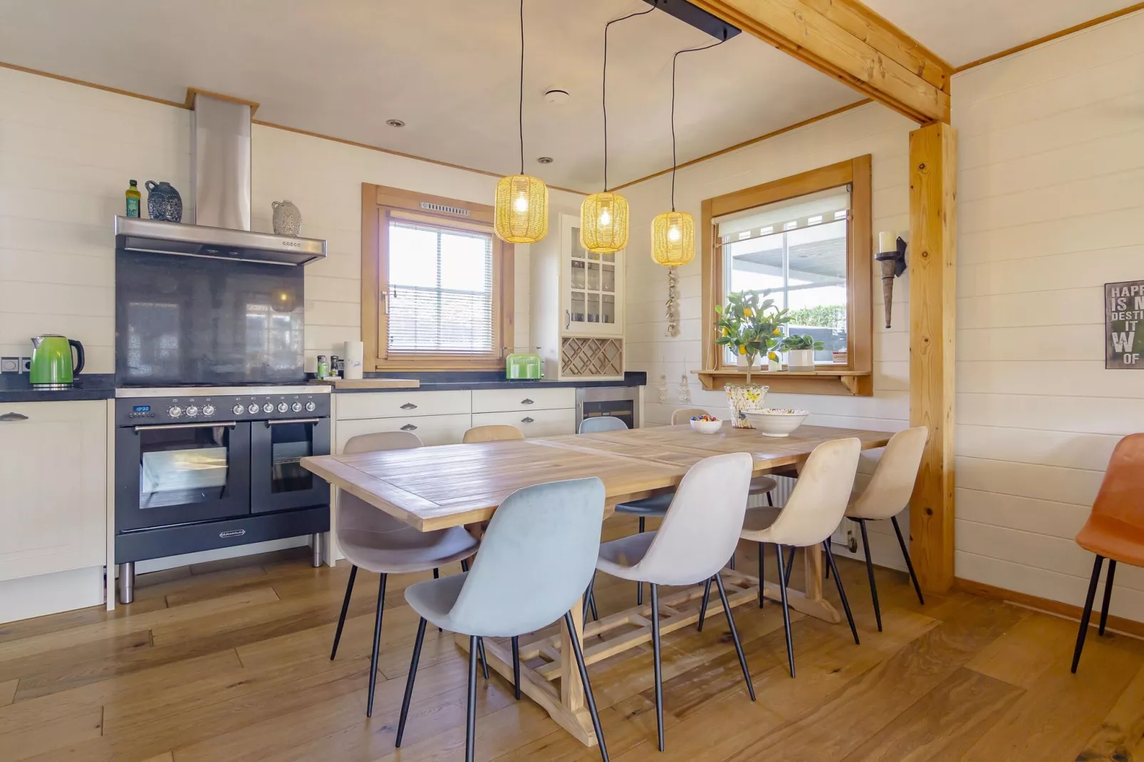 Groepswoning 2-11 personen aan het Zuidlaardermeer in Groningen met sloep optie-Dining room