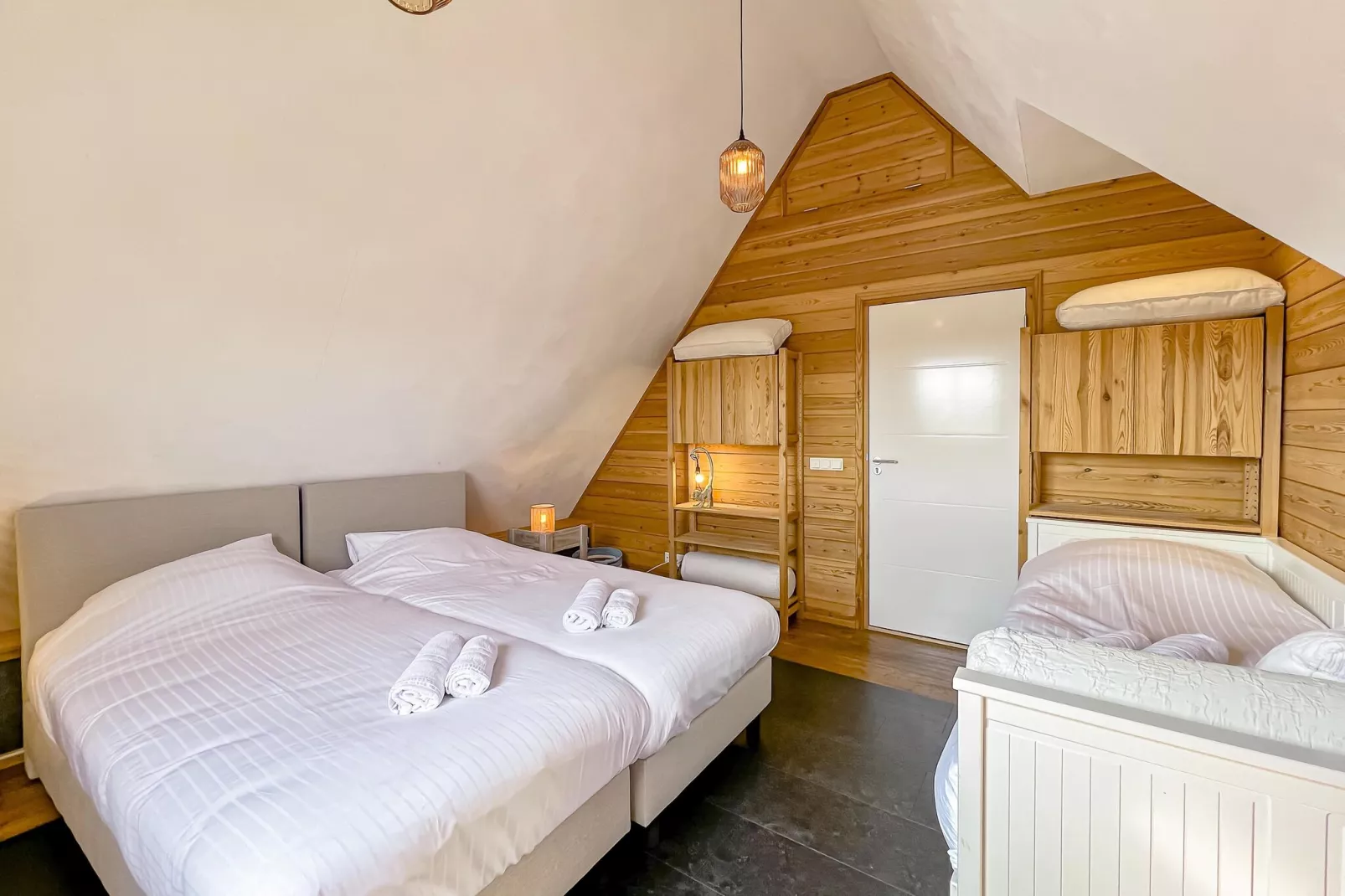 Groepswoning 2-11 personen aan het Zuidlaardermeer in Groningen met sloep optie-Bedroom