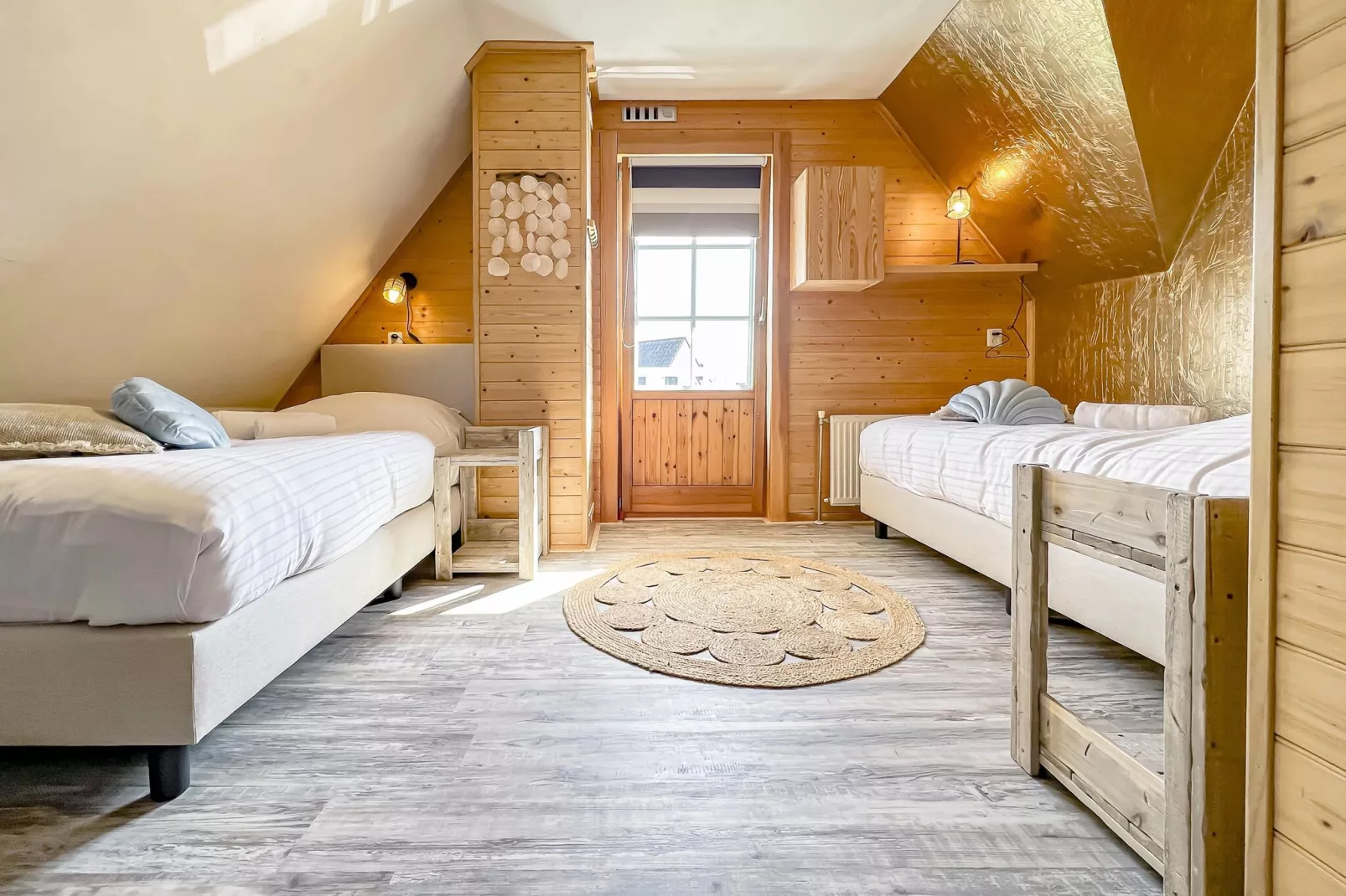 Groepswoning 2-11 personen aan het Zuidlaardermeer in Groningen met sloep optie-Bedroom