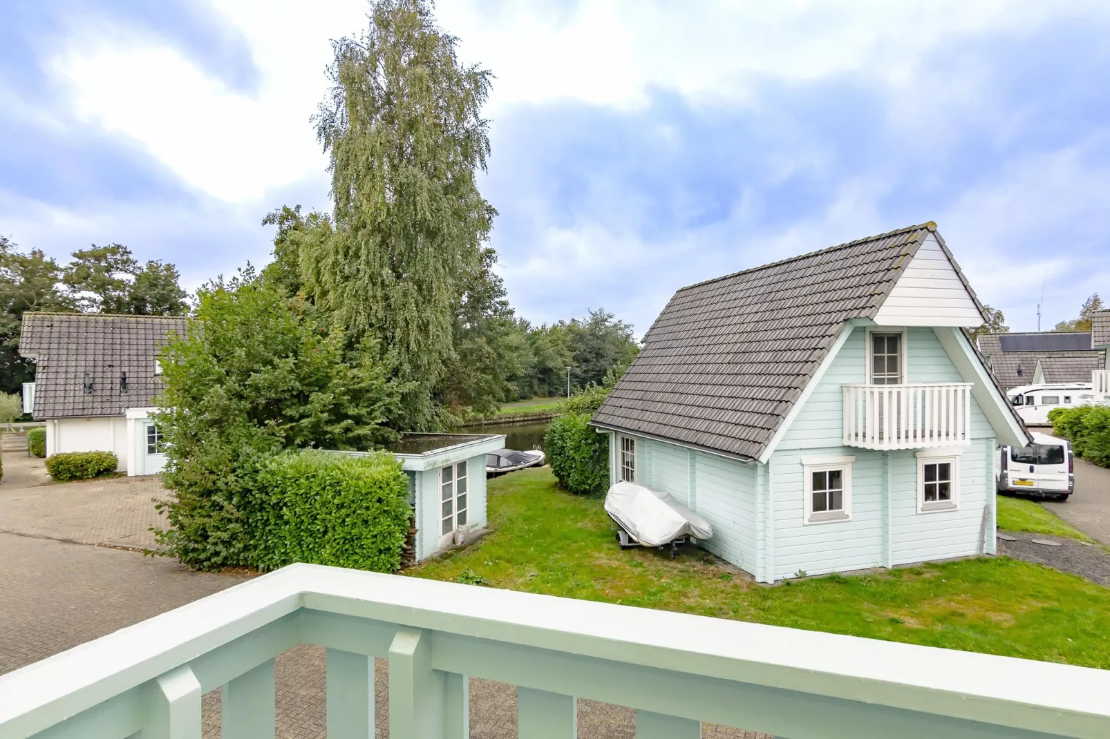Groepswoning 2-11 personen aan het Zuidlaardermeer in Groningen met sloep optie-View summer