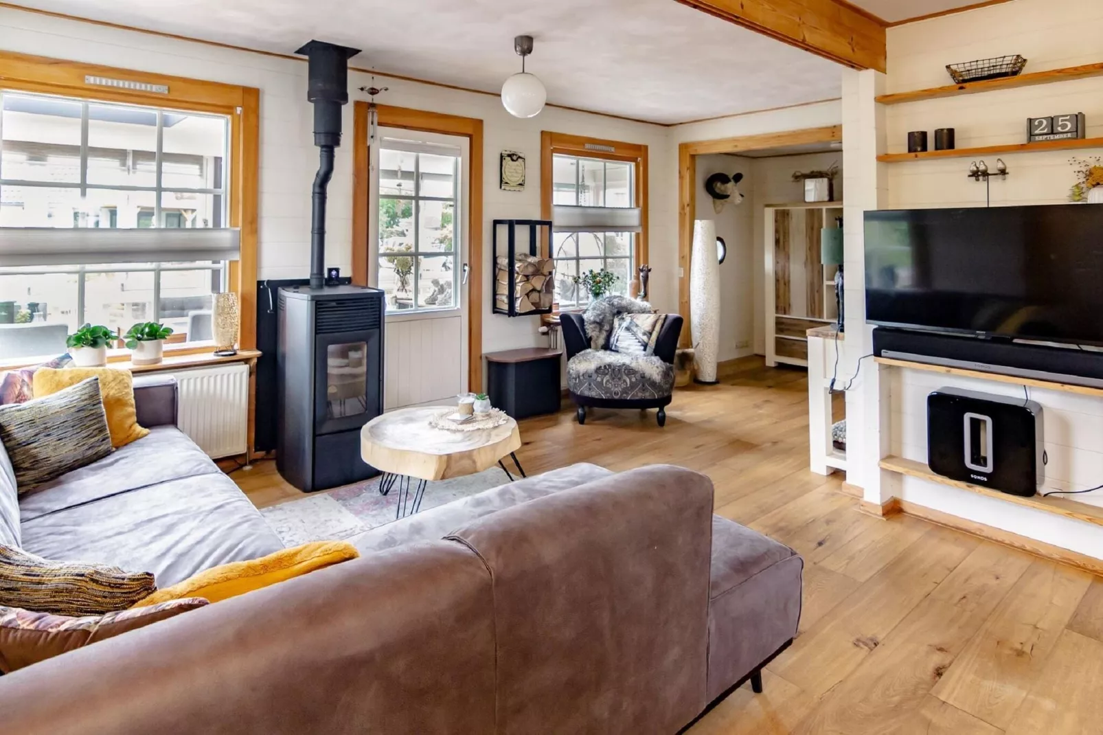 Groepswoning 2-11 personen aan het Zuidlaardermeer in Groningen met sloep optie-Living room