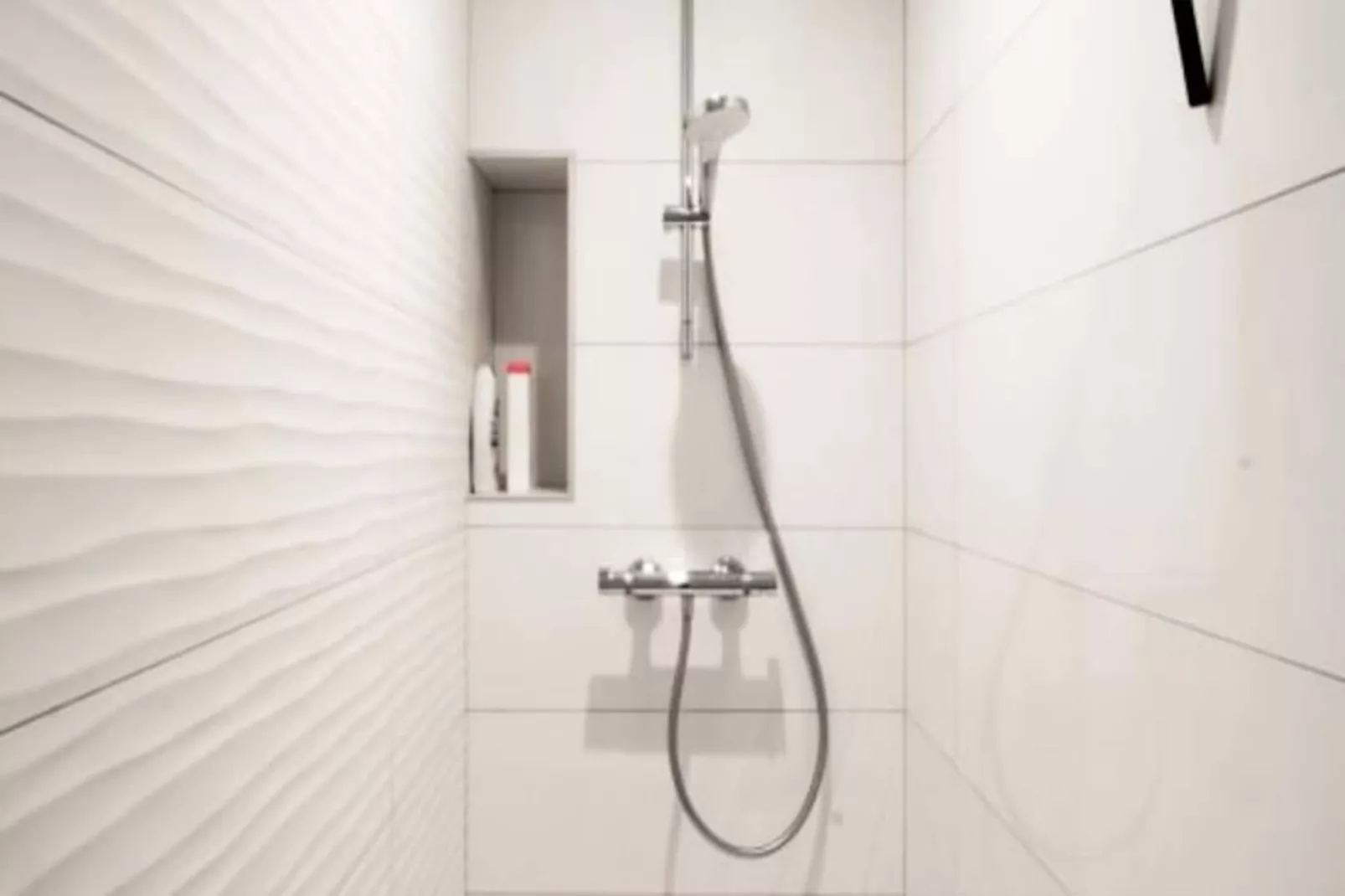 Jolie Maison Neuve Entre Villes Et Lacs-Image-tags.