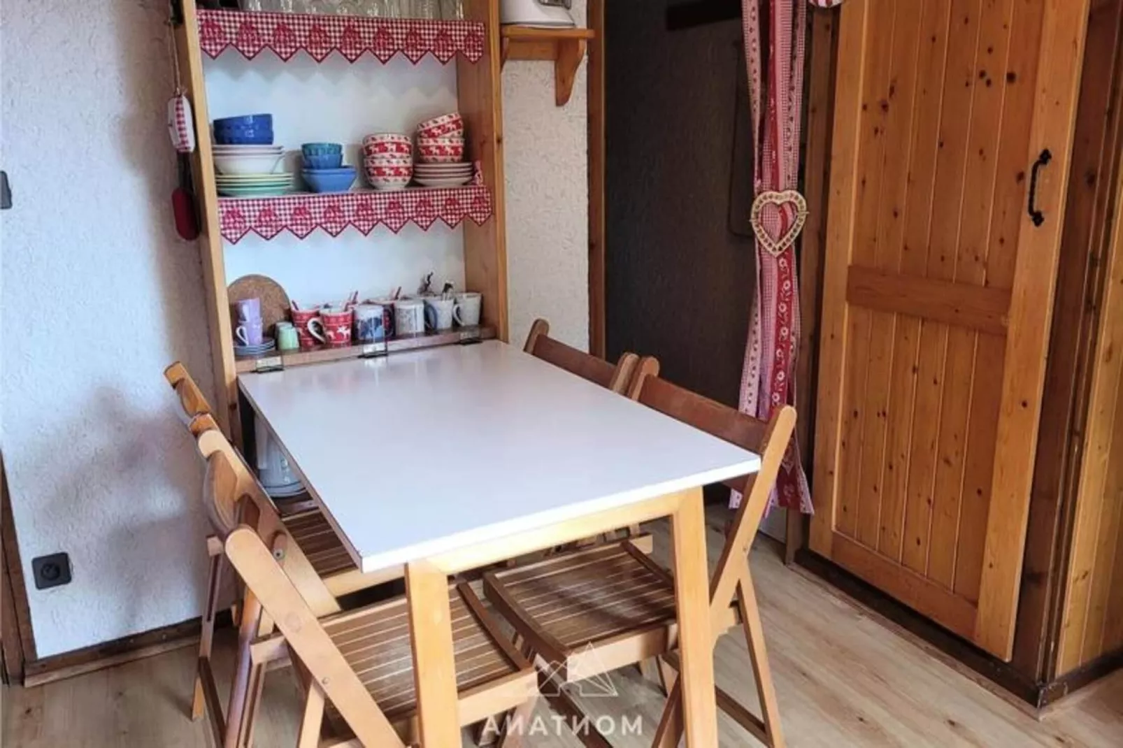 Résidence Eparvi-Dining room