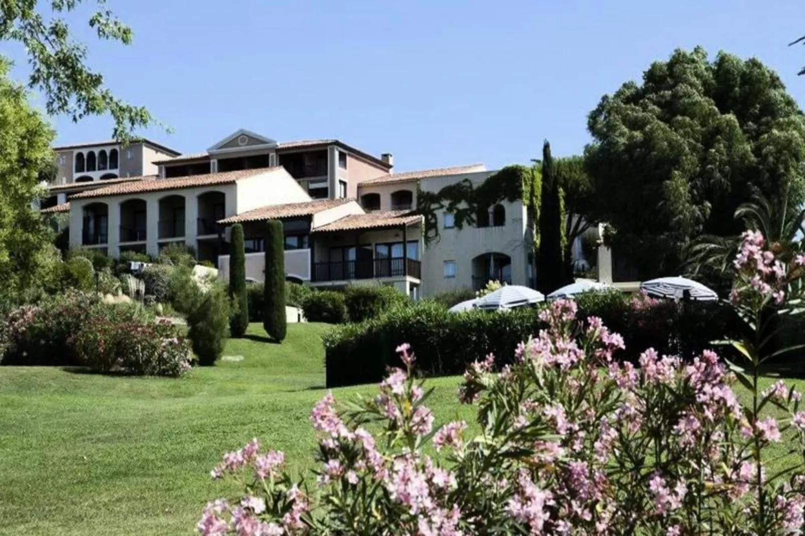 Résidence Les Parcs de Grimaud - maeva Home-Außenbereich Sommer