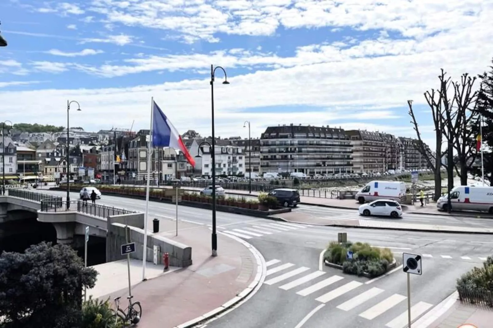 🌟 L'el&eacute;gance - Vue D&eacute;gag&eacute;e - Balcon - Parking-Image-tags.