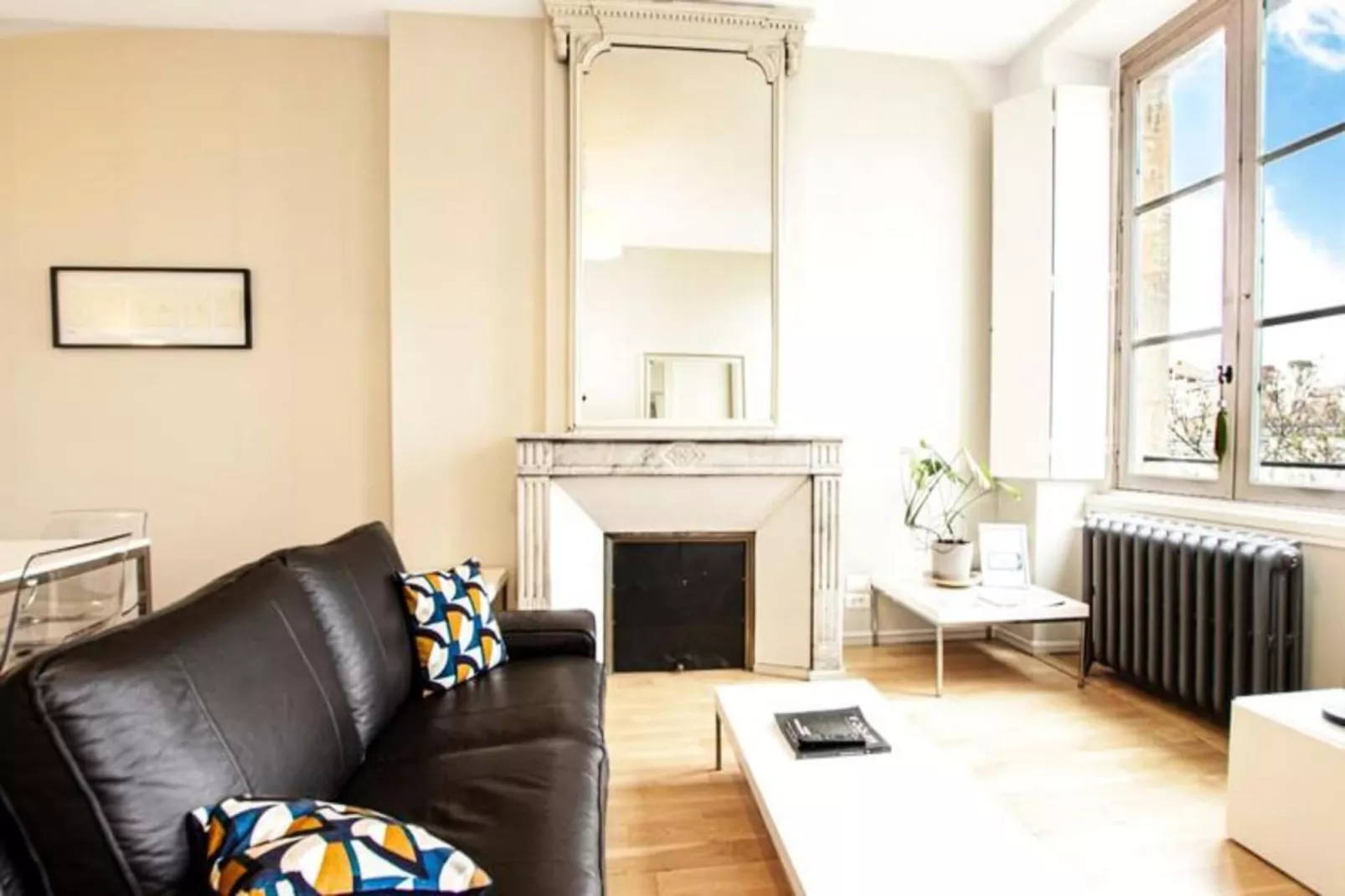 Appartement T3 De Prestige Proche Du Jardin Public De Bordeaux-Living room