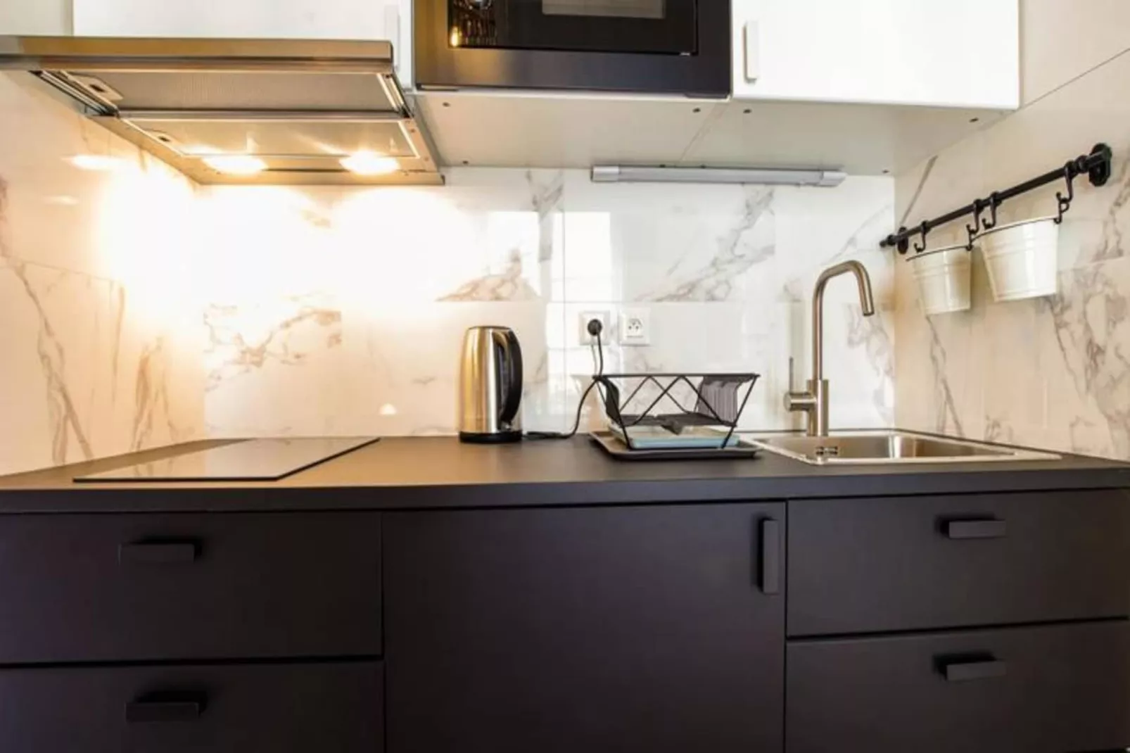 Appartement Avec Cachet En Duplex De 2 Chambres Situ&eacute; Vers La Gare St-jean-Kitchen