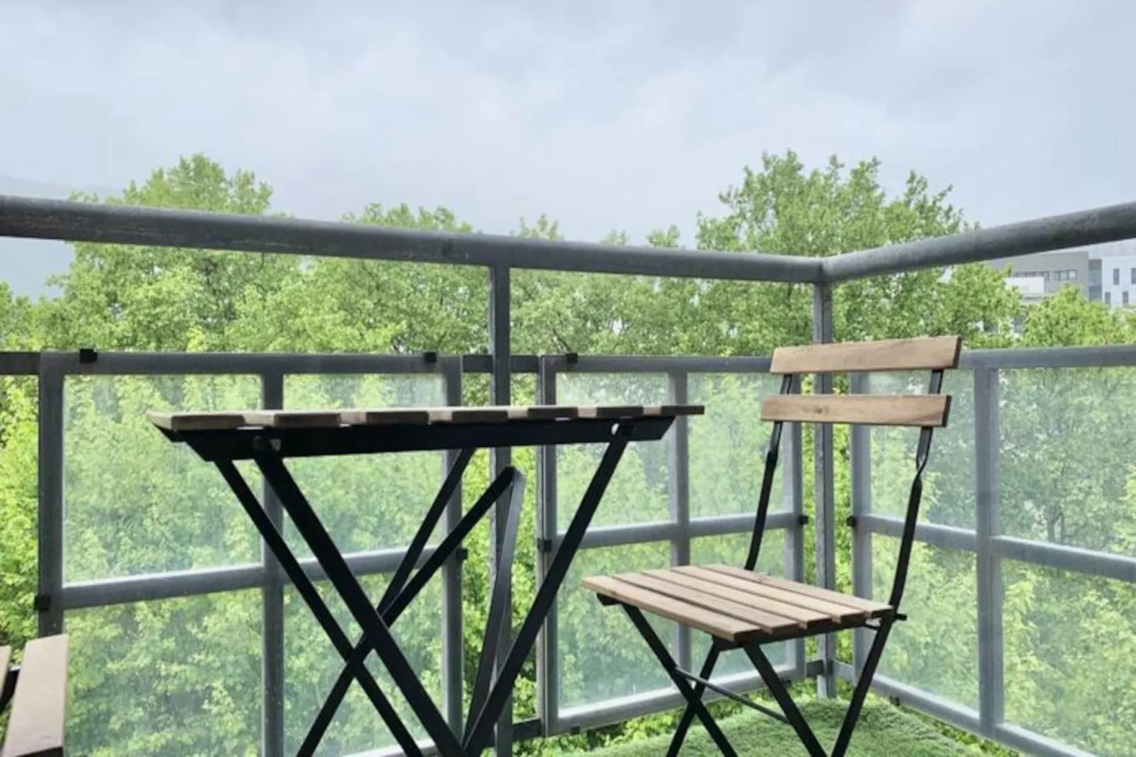 | The Red One 💋| Studio Canap&eacute;-lit | Proche Gem, Gare-Image-tags.