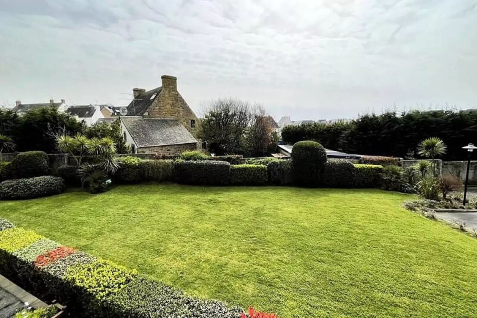 Résidence Bel Appartement En R&eacute;sidence Centre Ville  Avec Parking Class&eacute; 3*-Jardins en été