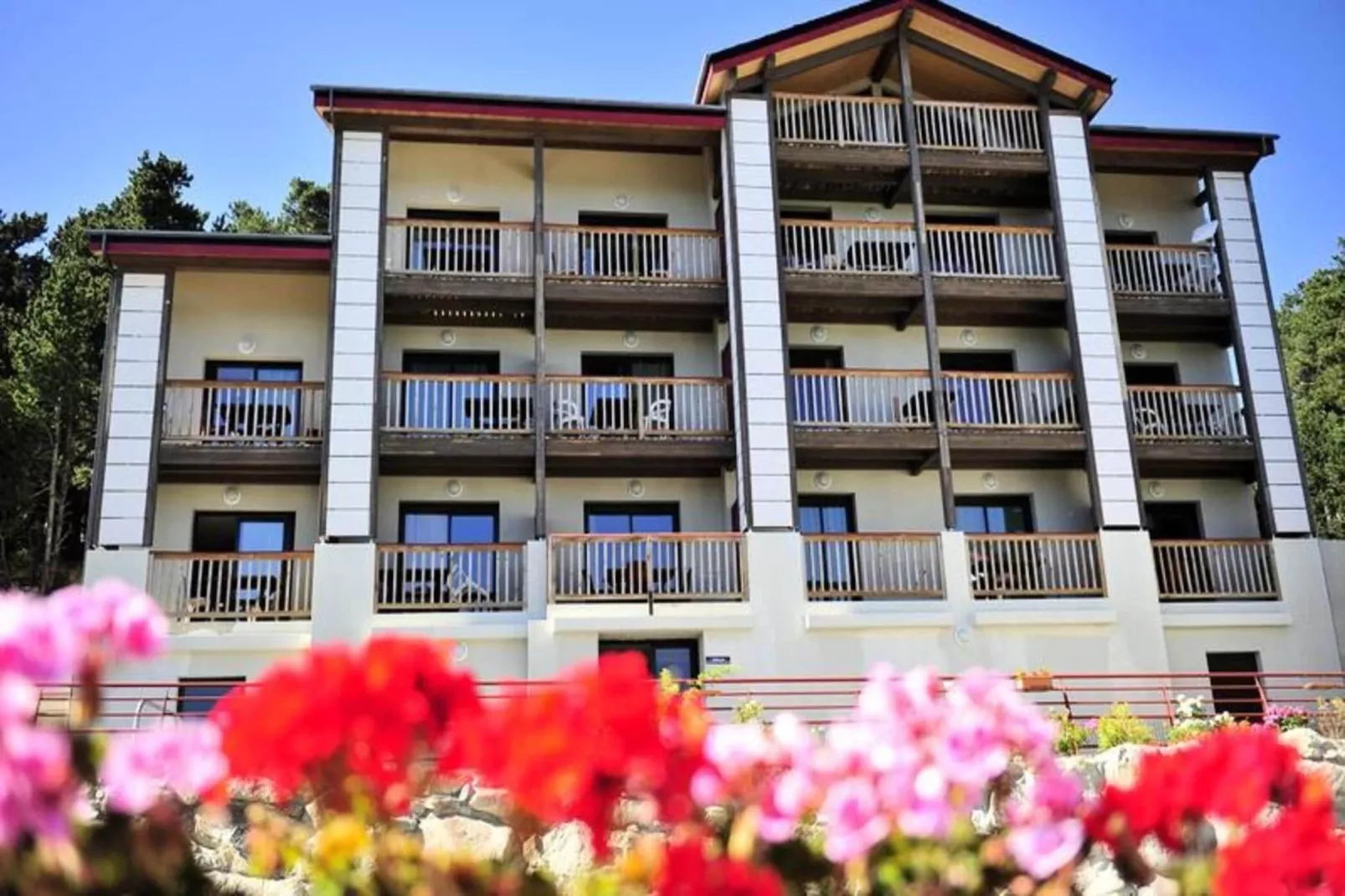 Résidence Goélia Le Domaine de Castella***-Exterior in summer