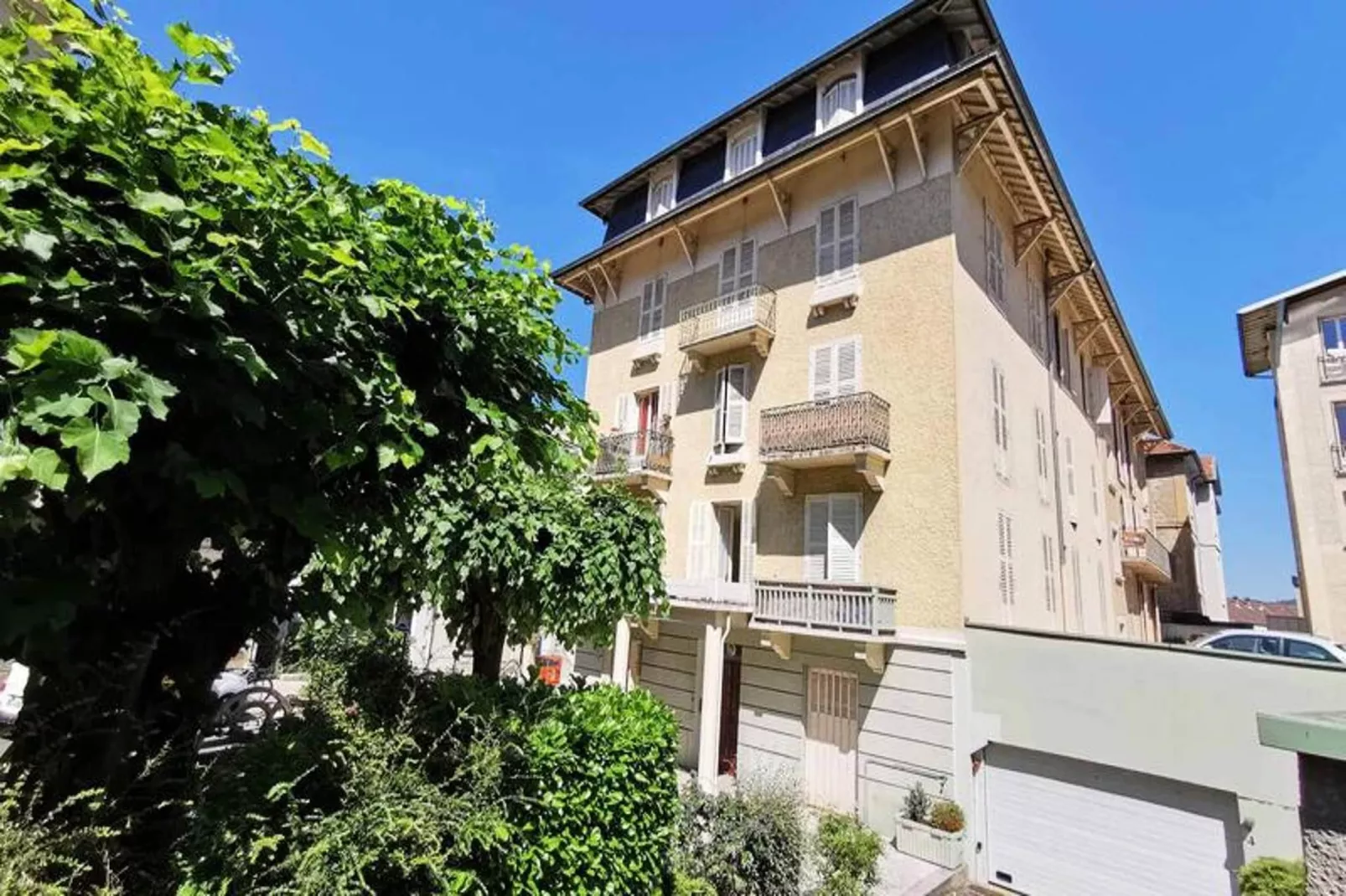 Résidence Le Juturna-Exterior in summer