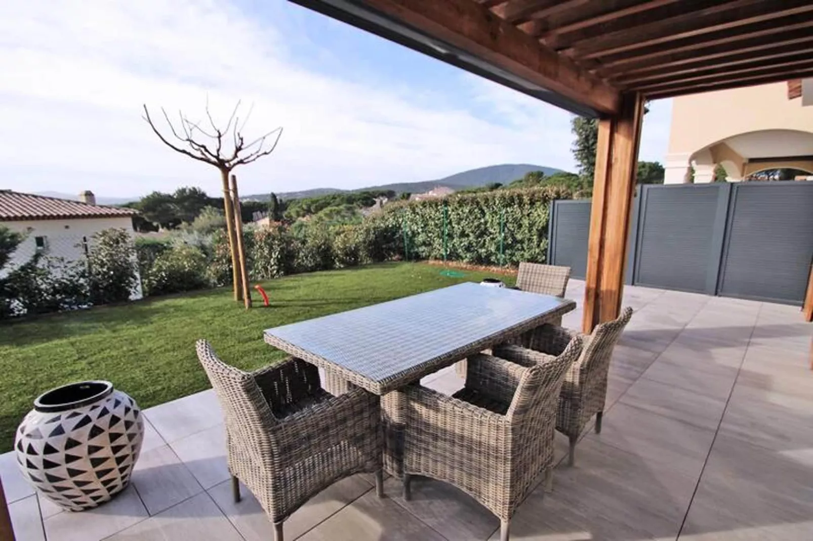 Résidence Villa Saquèdes-Gardens in summer