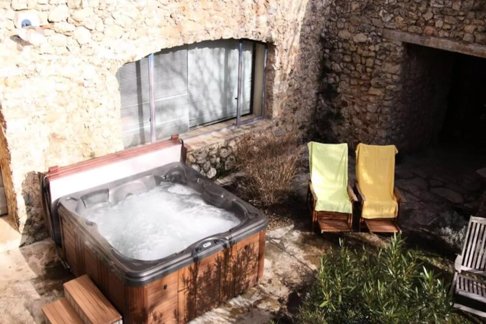 L'oubradou, Mas De Charme, Piscine Partag&eacute;e En Provence, Nature Et Calme-Image-tags.