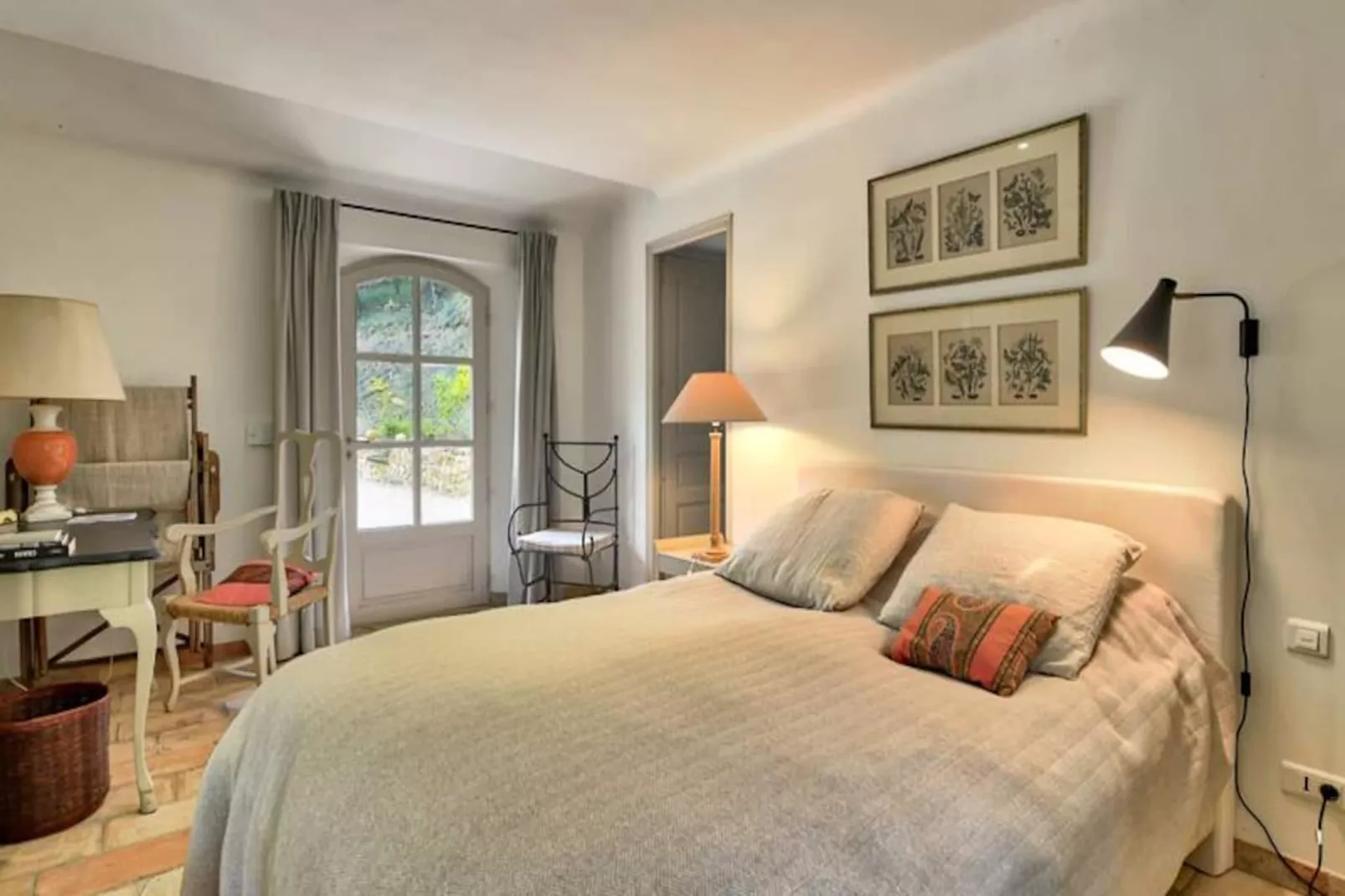 "le Mas Des Oliviers: Esprit Proven&ccedil;al Authentique"-Image-tags.