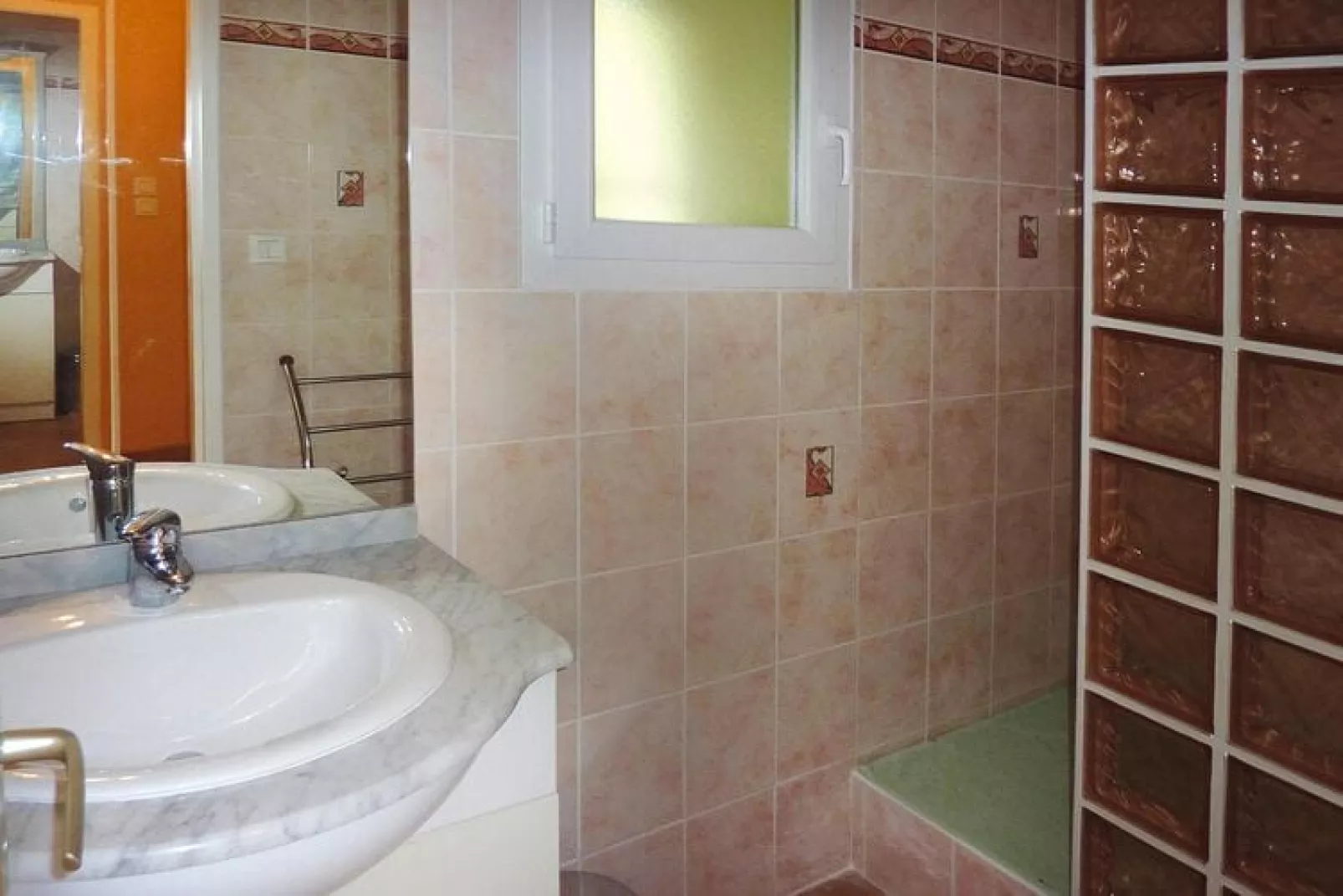 Semi-detached house Talais-Badezimmer