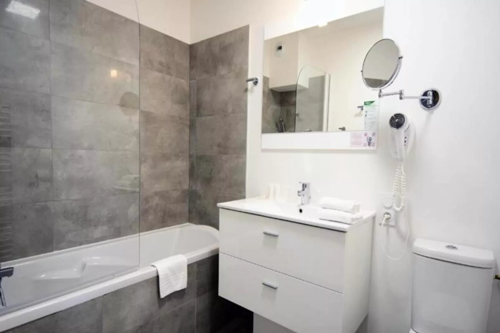 Appart'hôtel Odalys Colombélie-Bathroom