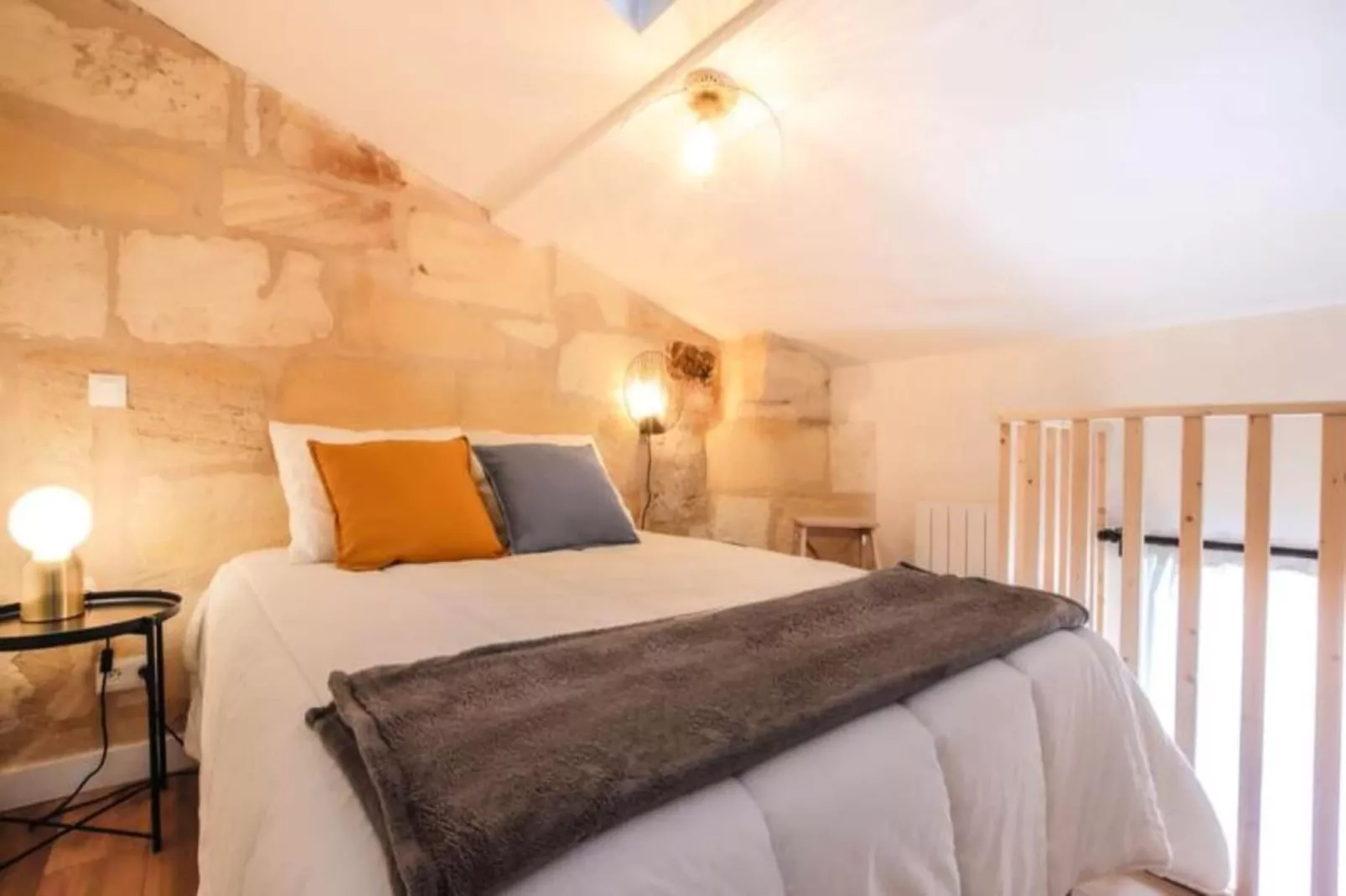 Duplex Confortable Dans La Belle Pierre Plac&eacute; Au Porte De La Gare St-jean-Chambre