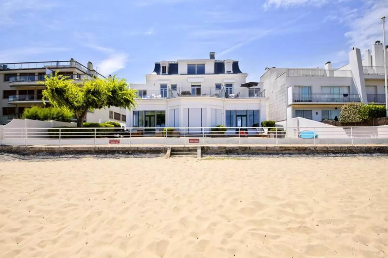 Résidence La Roseraie-Exterior in summer