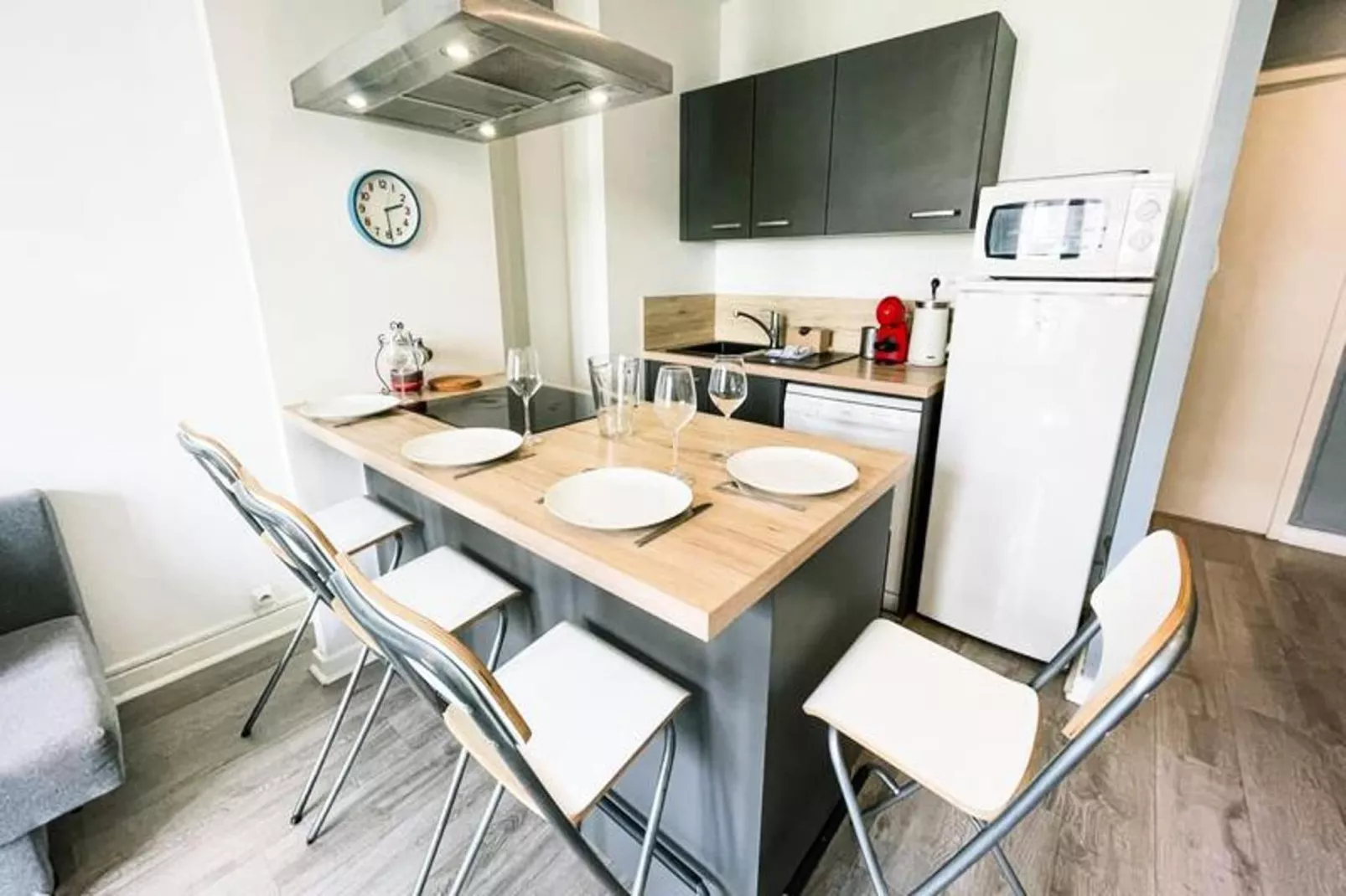 | Blue Lagoon 🩵| T3 6 Pax | Caserne De Bonne-Esszimmer